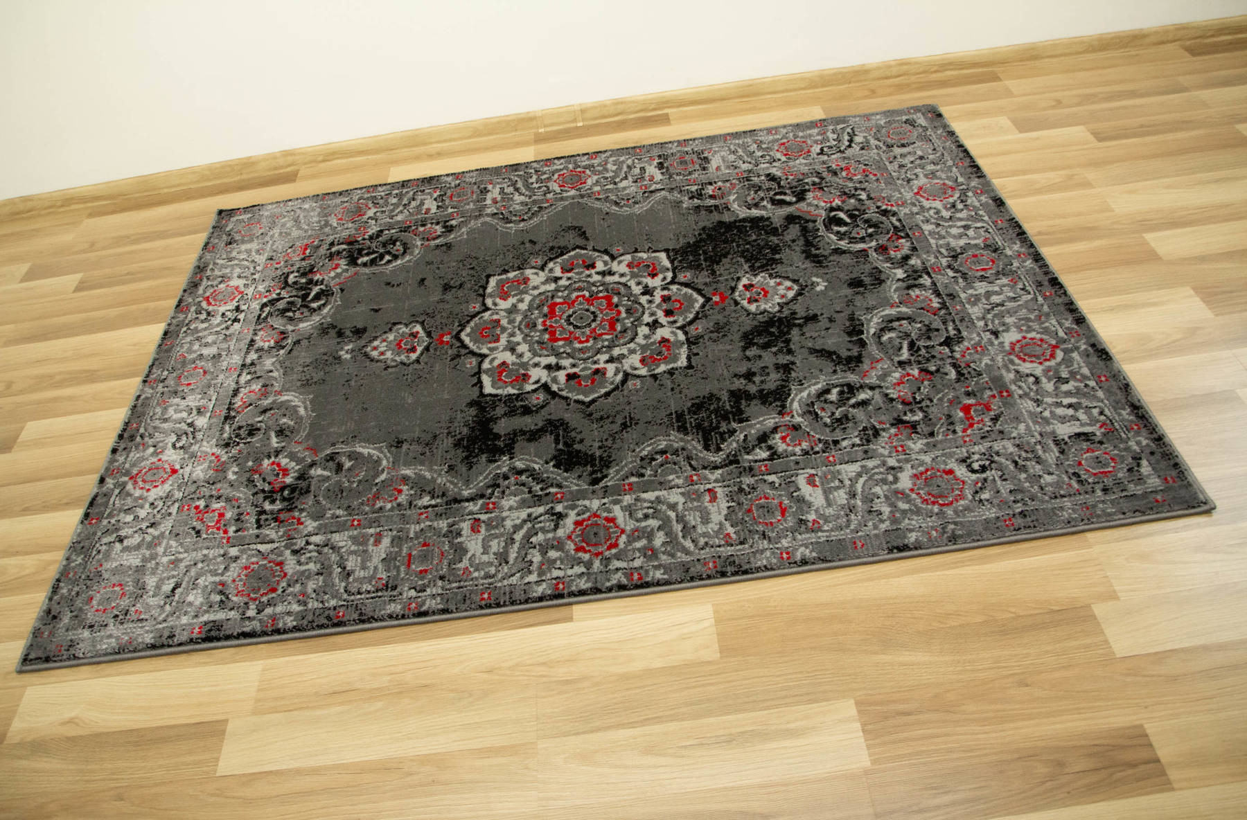 Koberec Victoria 7094A Ornament šedý / červený