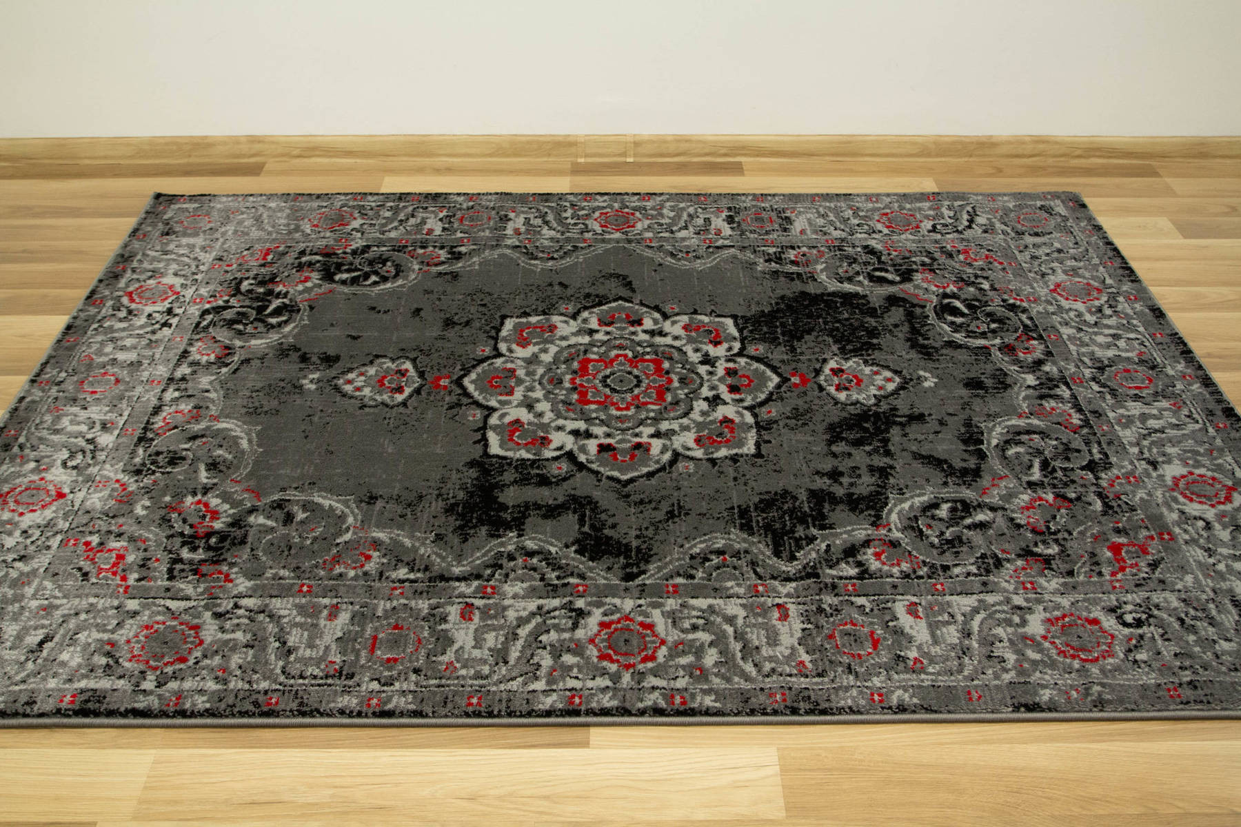 Koberec Victoria 7094A Ornament šedý / červený