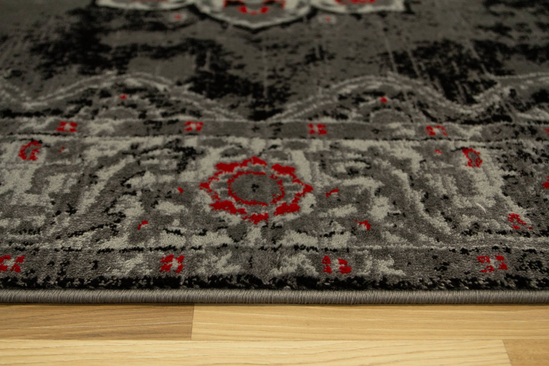 Koberec Victoria 7094A Ornament šedý / červený