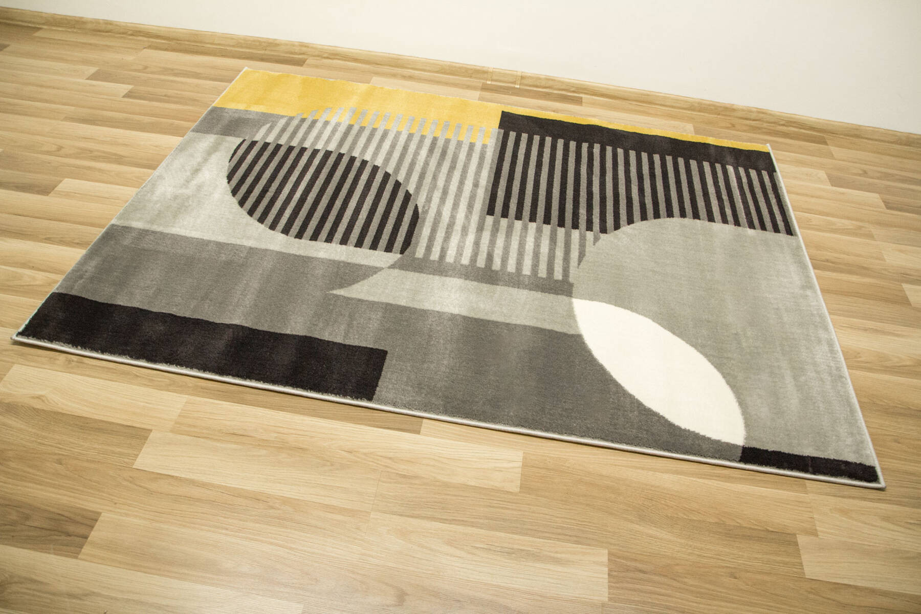 Koberec Victoria F322A šedý / světle šedý geometrický