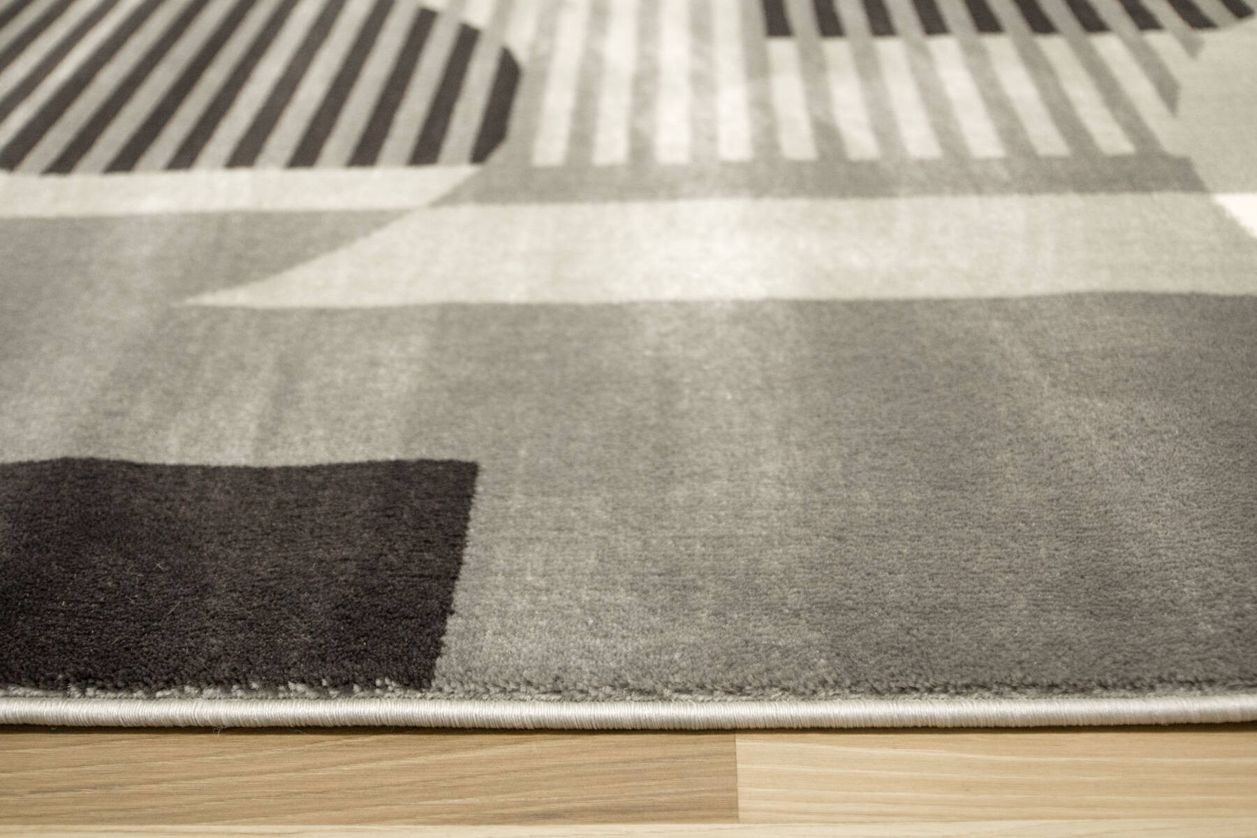 Koberec Victoria F322A šedý / světle šedý geometrický