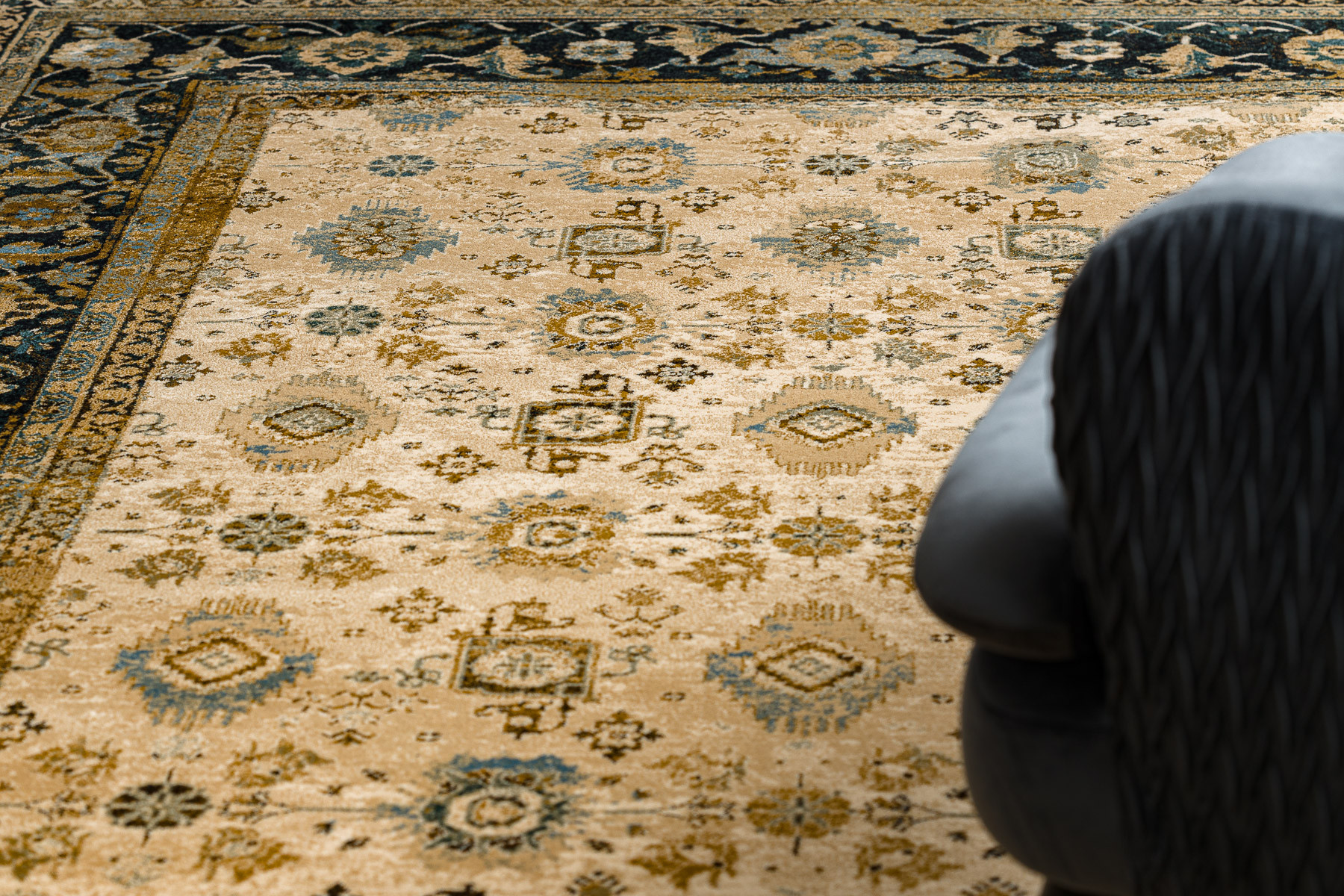 Koberec OMEGA AVILA Ornament rám, hnědý