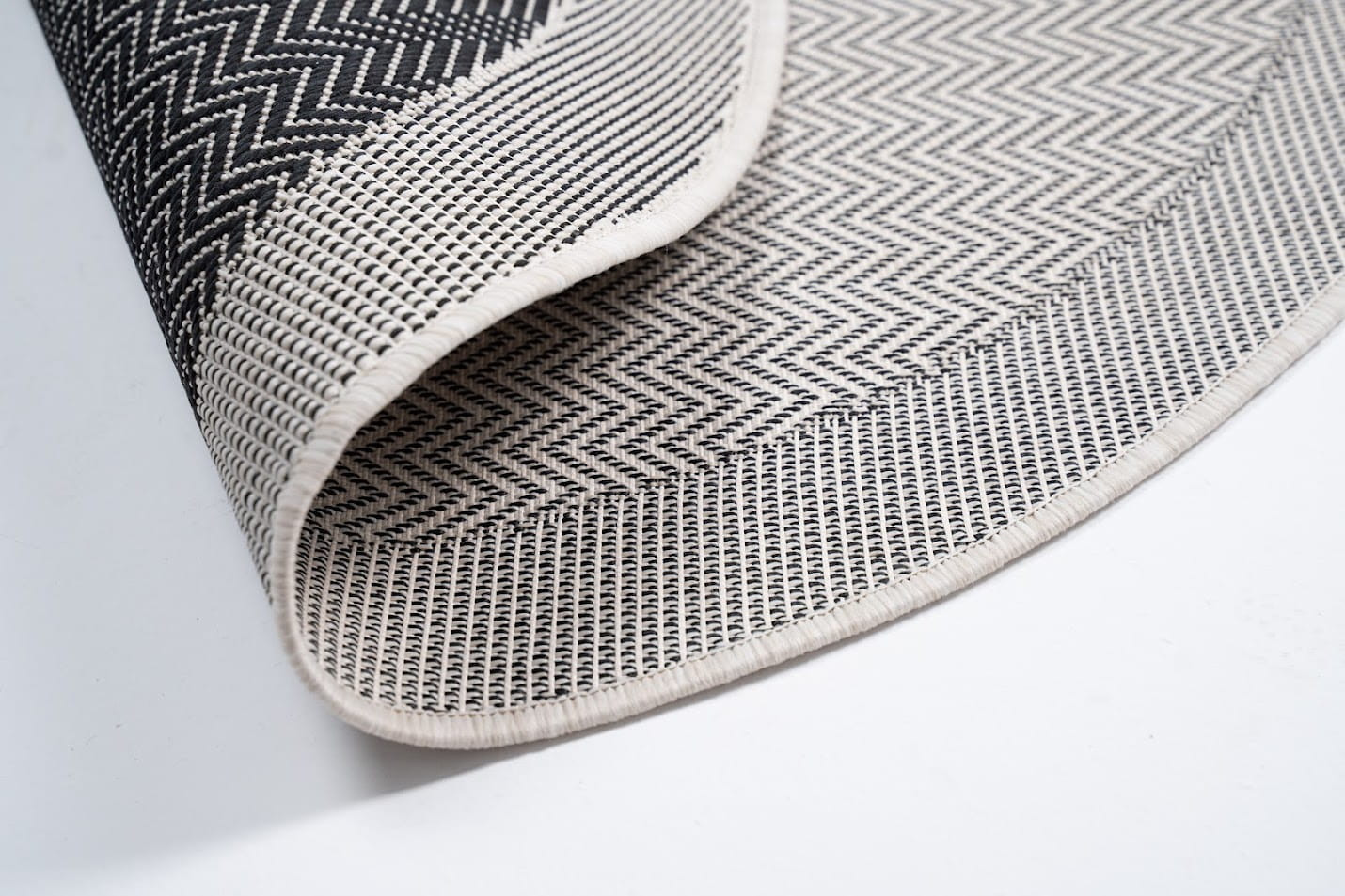 Koberec Miovani černý kruh