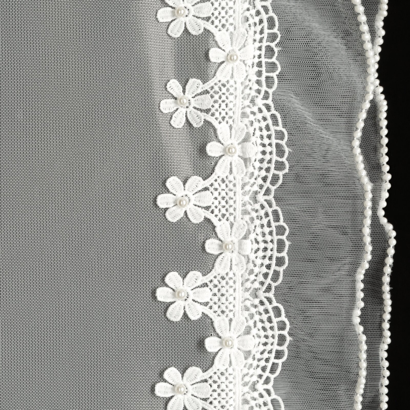 Hotová záclona LARISA bílá - na pásce