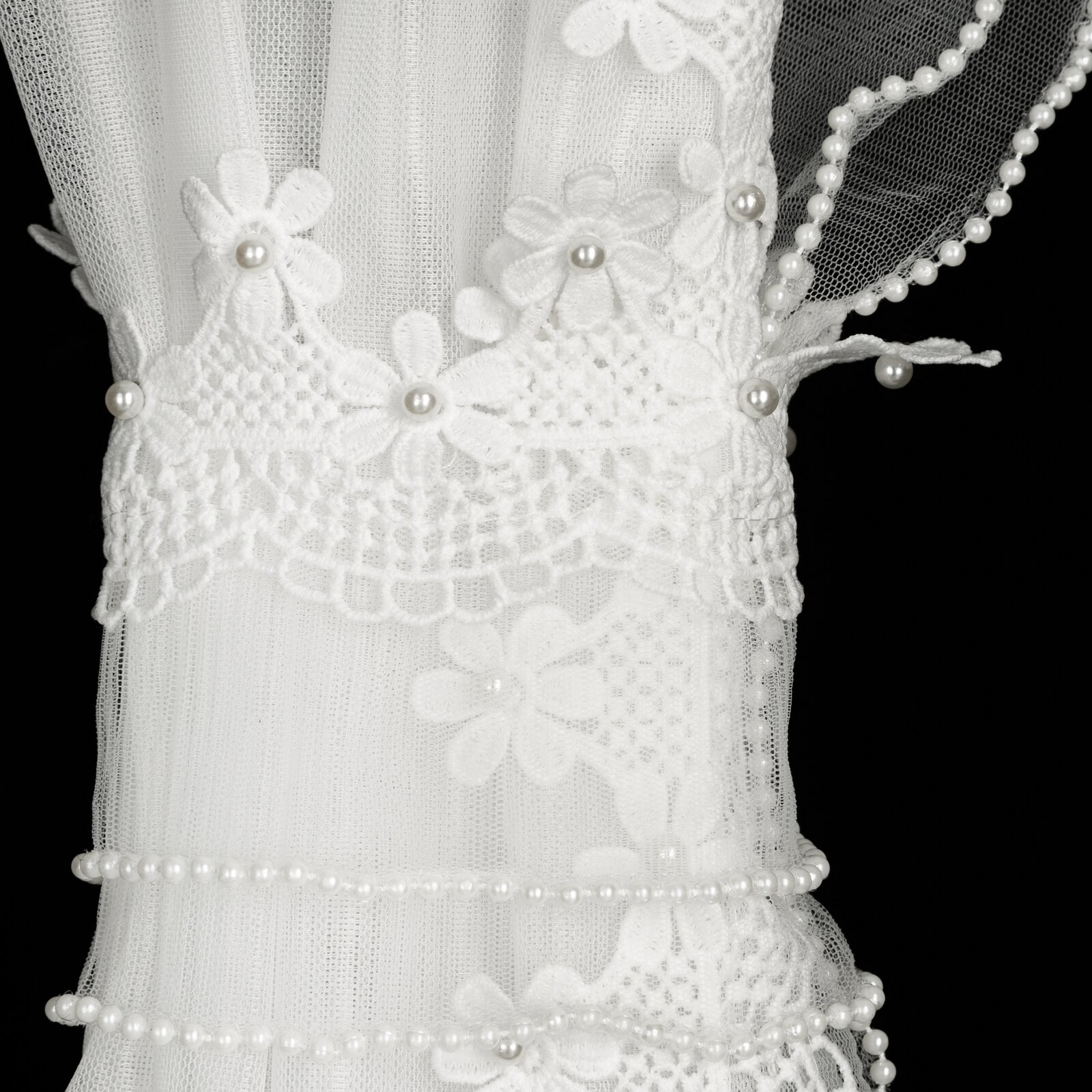 Hotová záclona LARISA bílá - na pásce