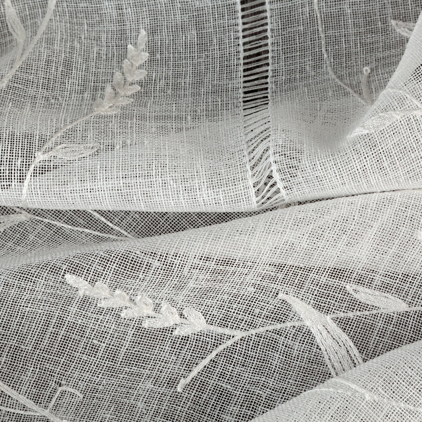 Hotová záclona MELODY B bílá - na průchodkách