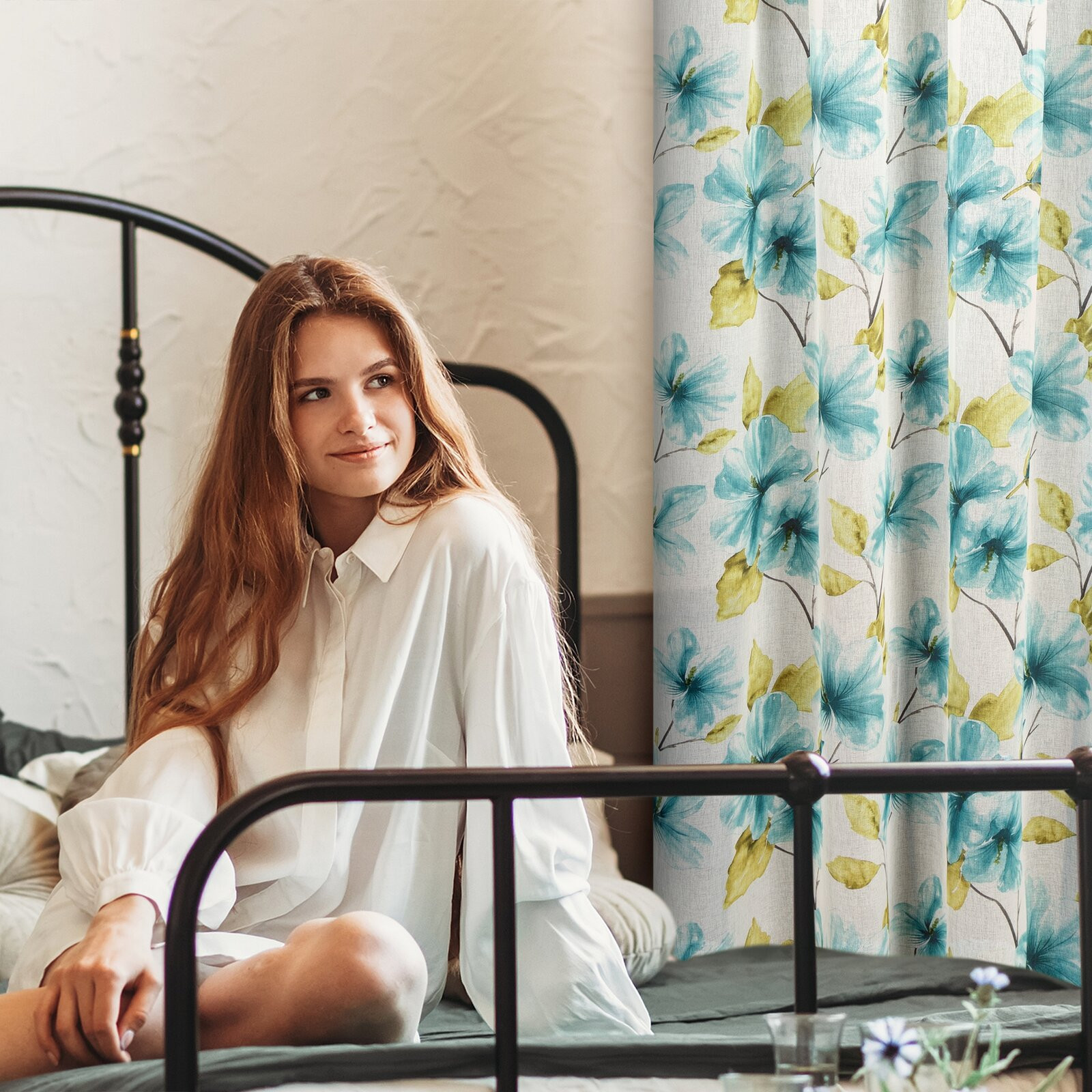 Hotová záclona SOFIA bílá / modrá - na pásce