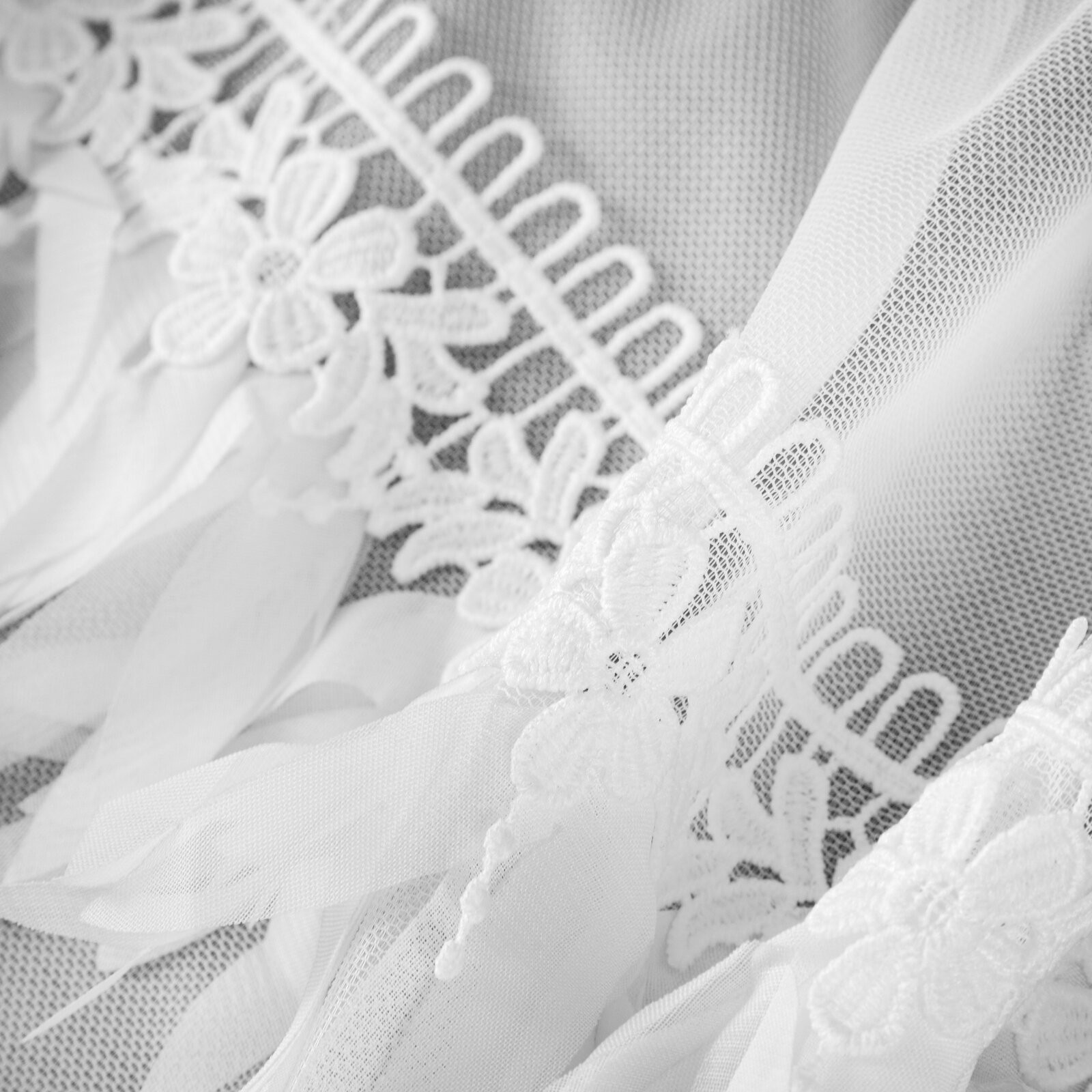 Hotový závěs SYLVI bílý - na průchodkách