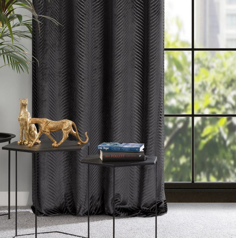 Hotový závěs LUSSI černý - na průchodkách