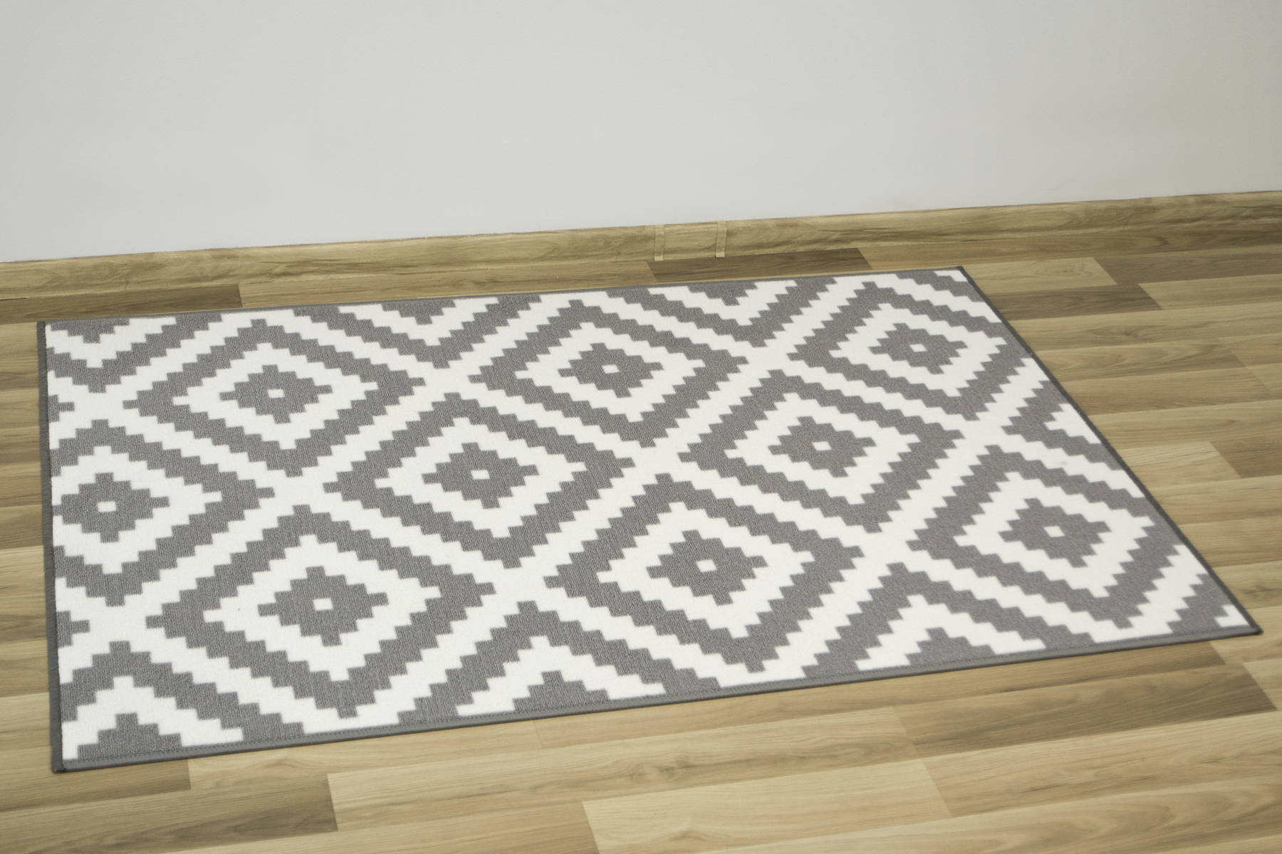 Koberec Romby šedý