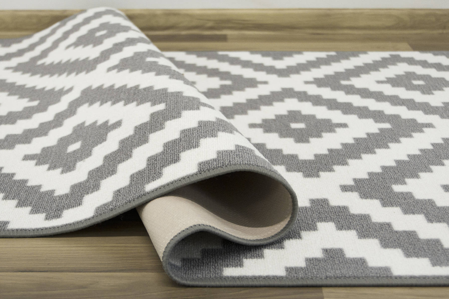 Koberec Romby šedý