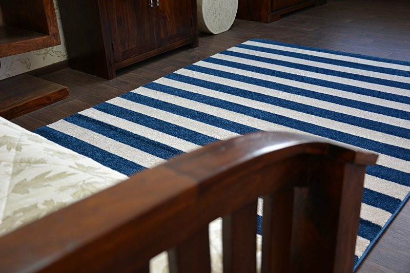 Koberec SKETCH F758 Modro / Bílý pásy