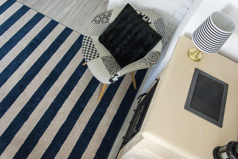 Koberec SKETCH F758 Modro / Bílý pásy