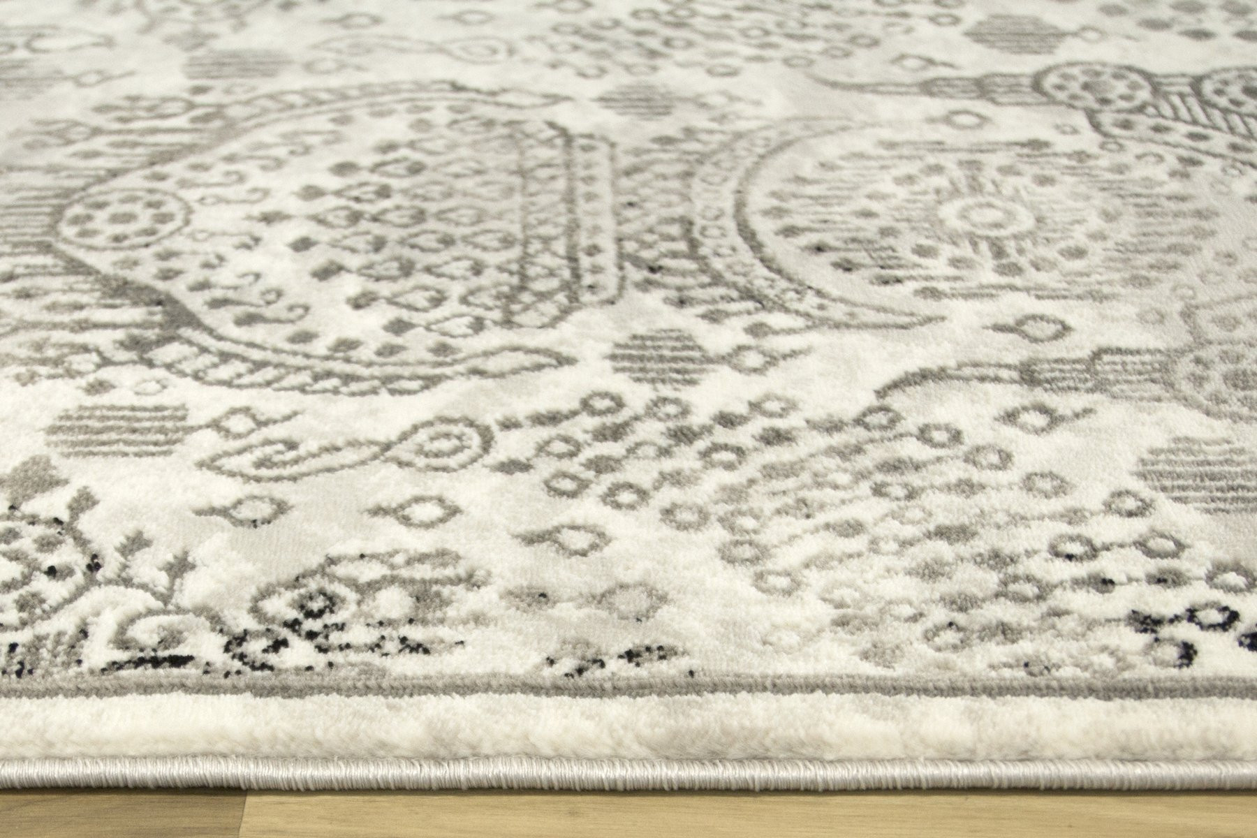 Koberec Versage 2301A Ornament černý / bílý