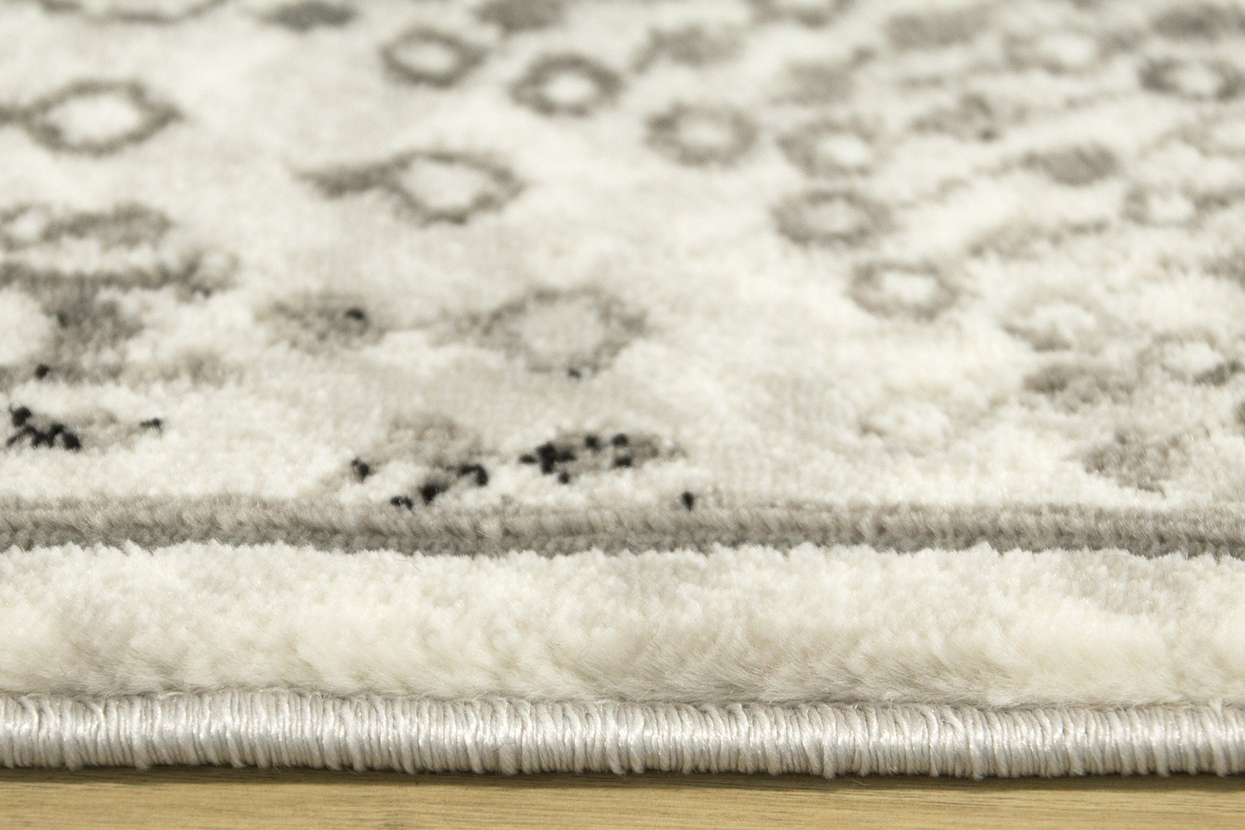 Koberec Versage 2301A Ornament černý / bílý