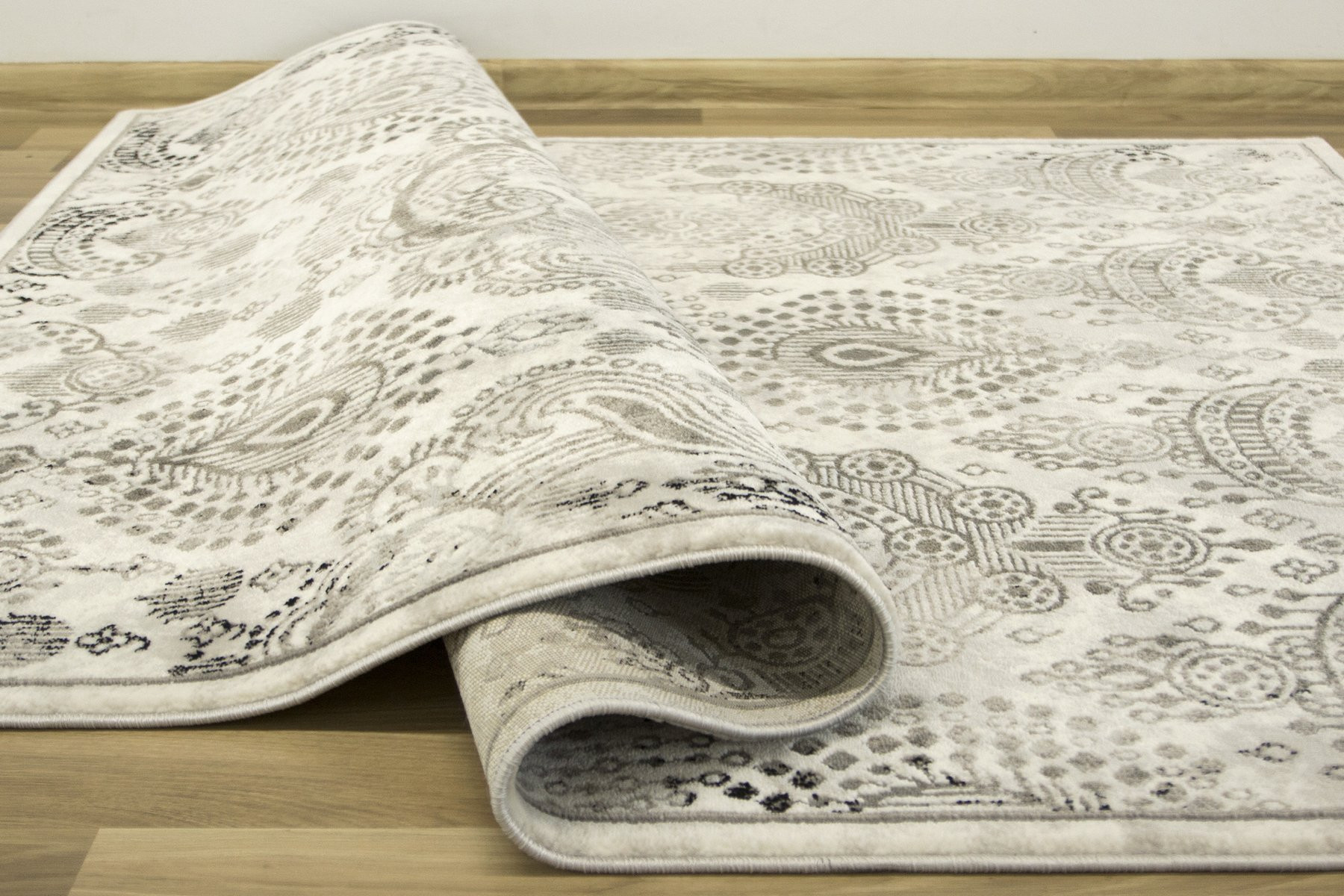 Koberec Versage 2301A Ornament černý / bílý