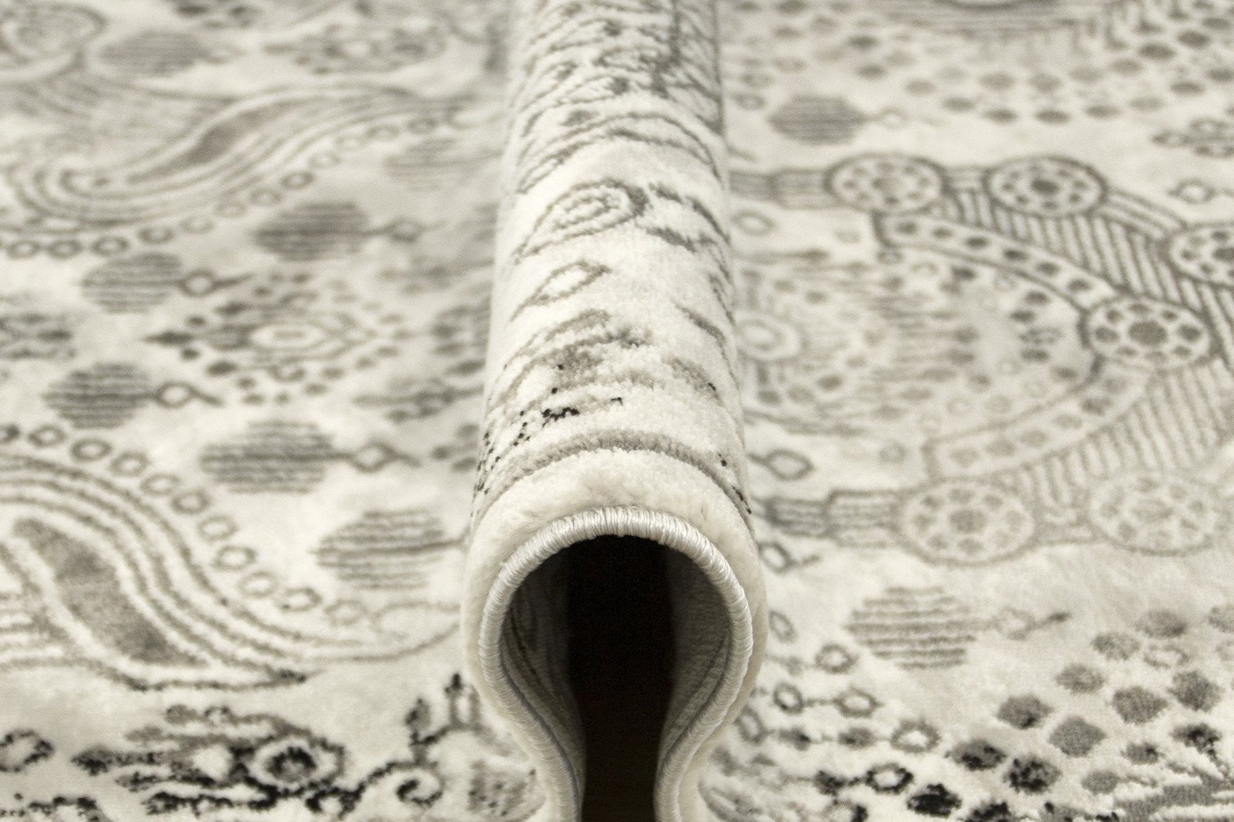 Koberec Versage 2301A Ornament černý / bílý