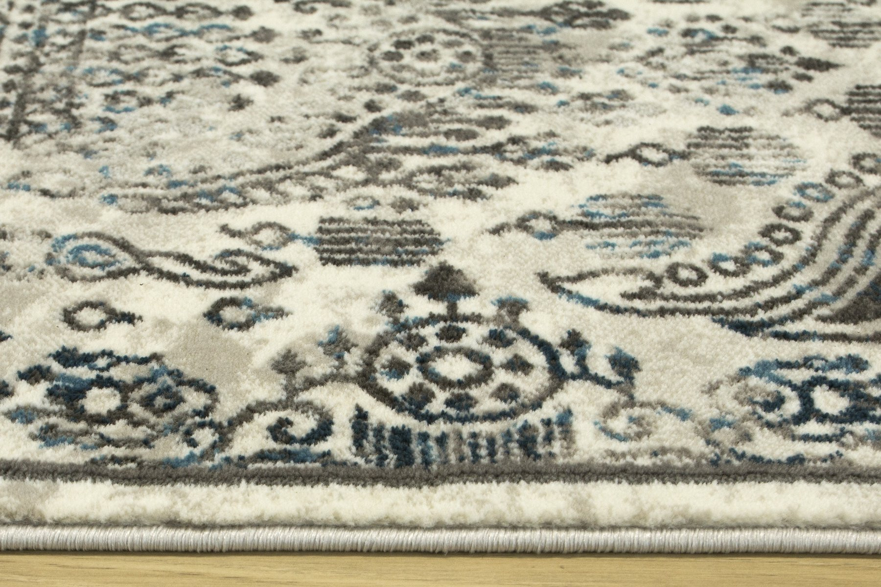 Koberec Versage 2301A Ornament šedý / bílý