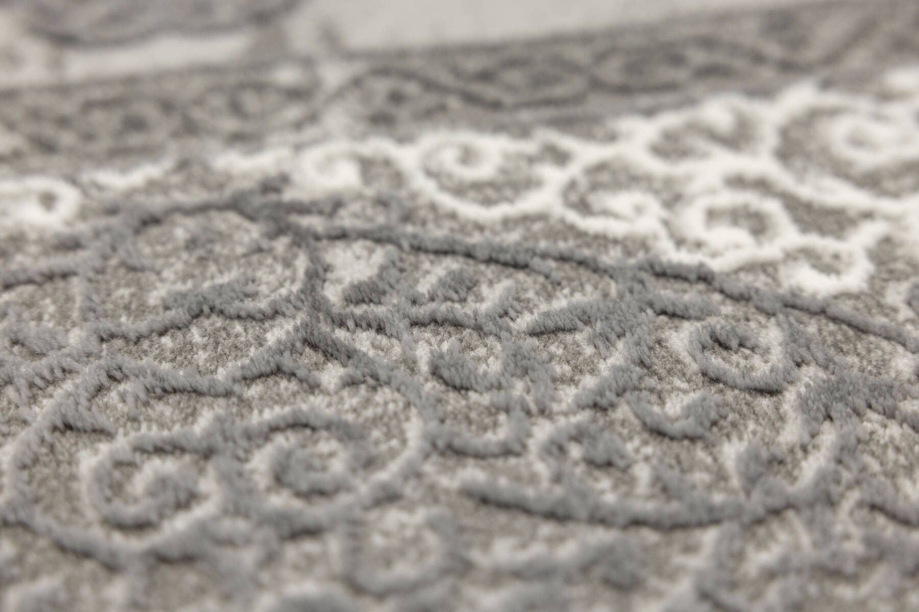 Koberec Allora Plus B826A ornament, šedý / stříbrný