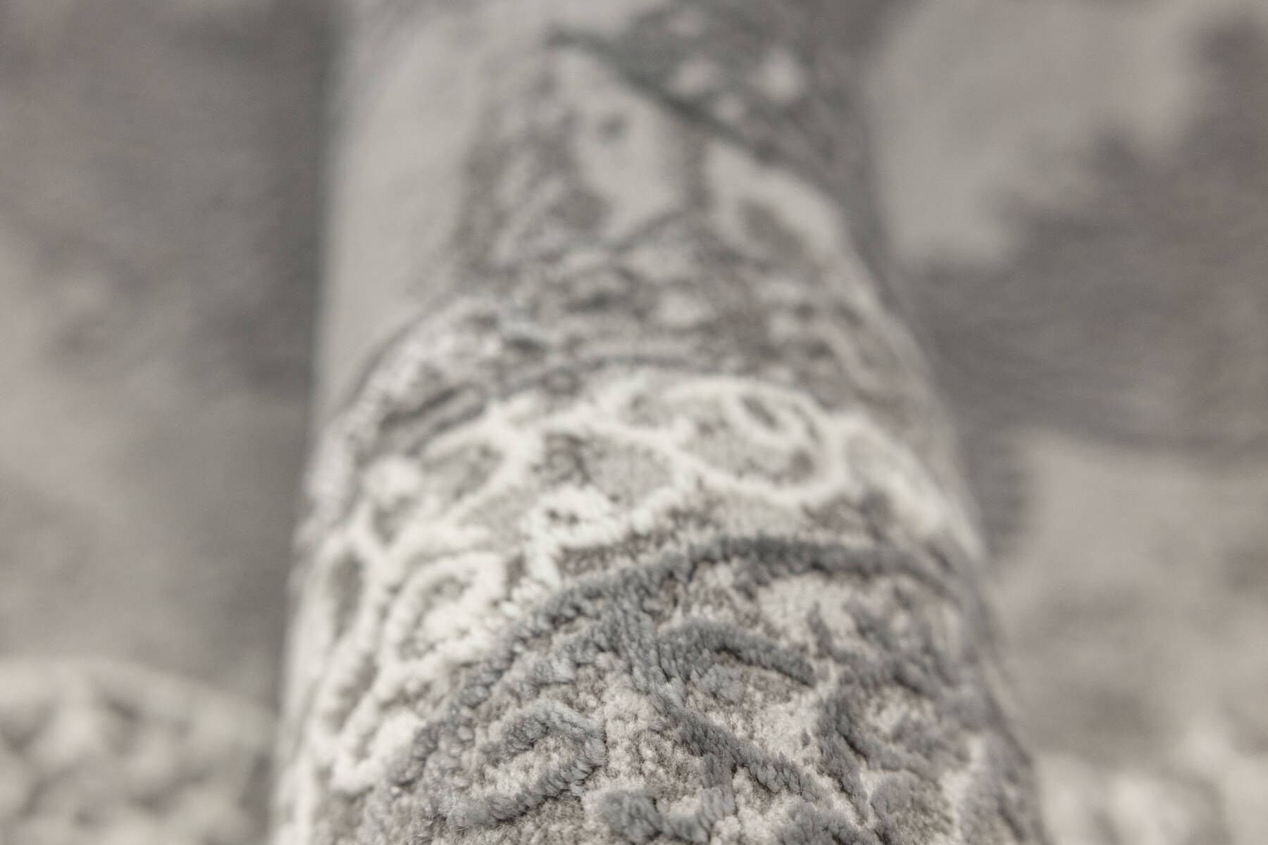 Koberec Allora Plus B826A ornament, šedý / stříbrný