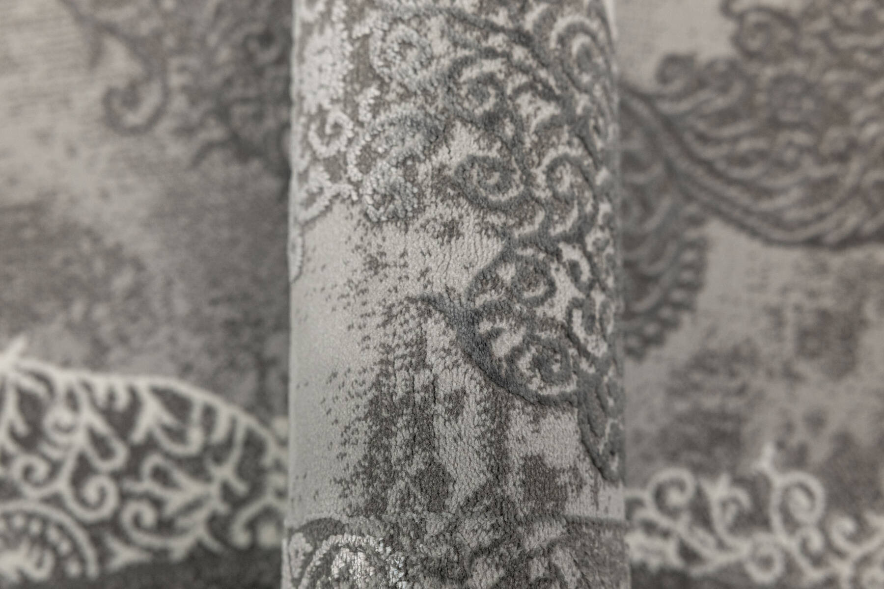 Koberec Allora Plus B826A ornament, šedý / stříbrný