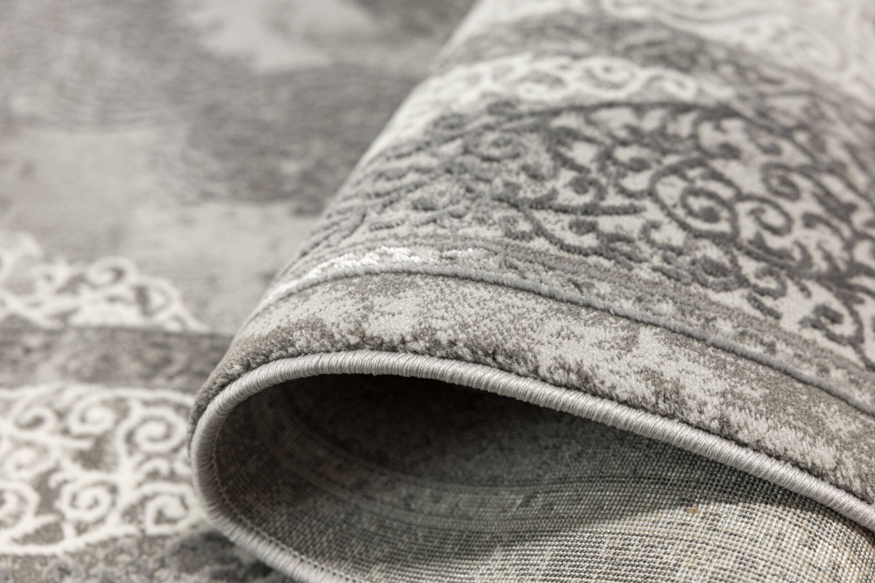 Koberec Allora Plus B826A ornament, šedý / stříbrný