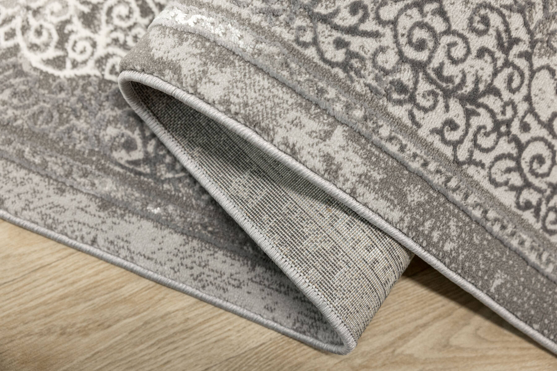 Koberec Allora Plus B826A ornament, šedý / stříbrný