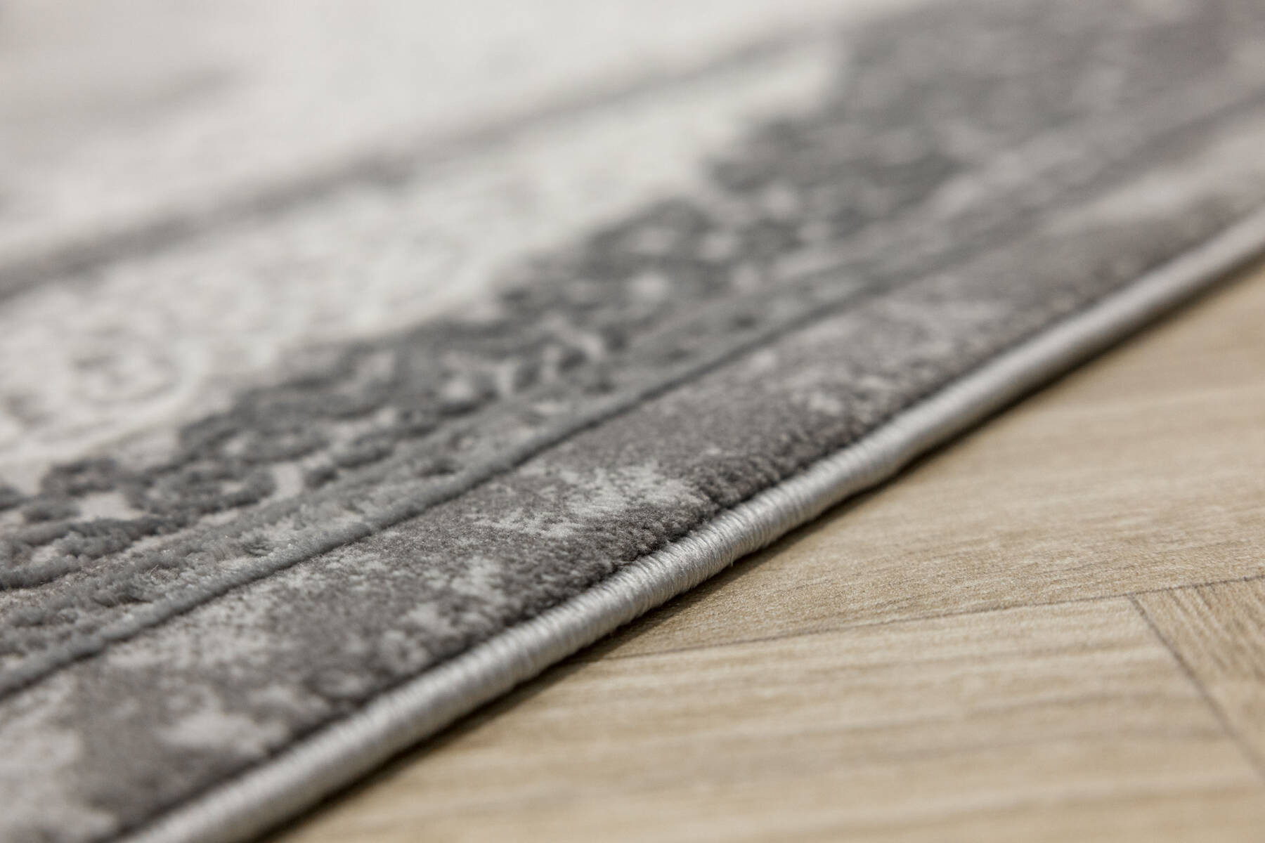 Koberec Allora Plus B826A ornament, šedý / stříbrný