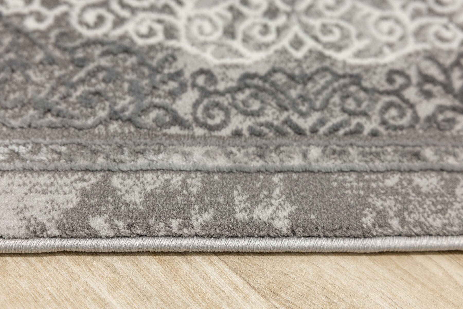 Koberec Allora Plus B826A ornament, šedý / stříbrný