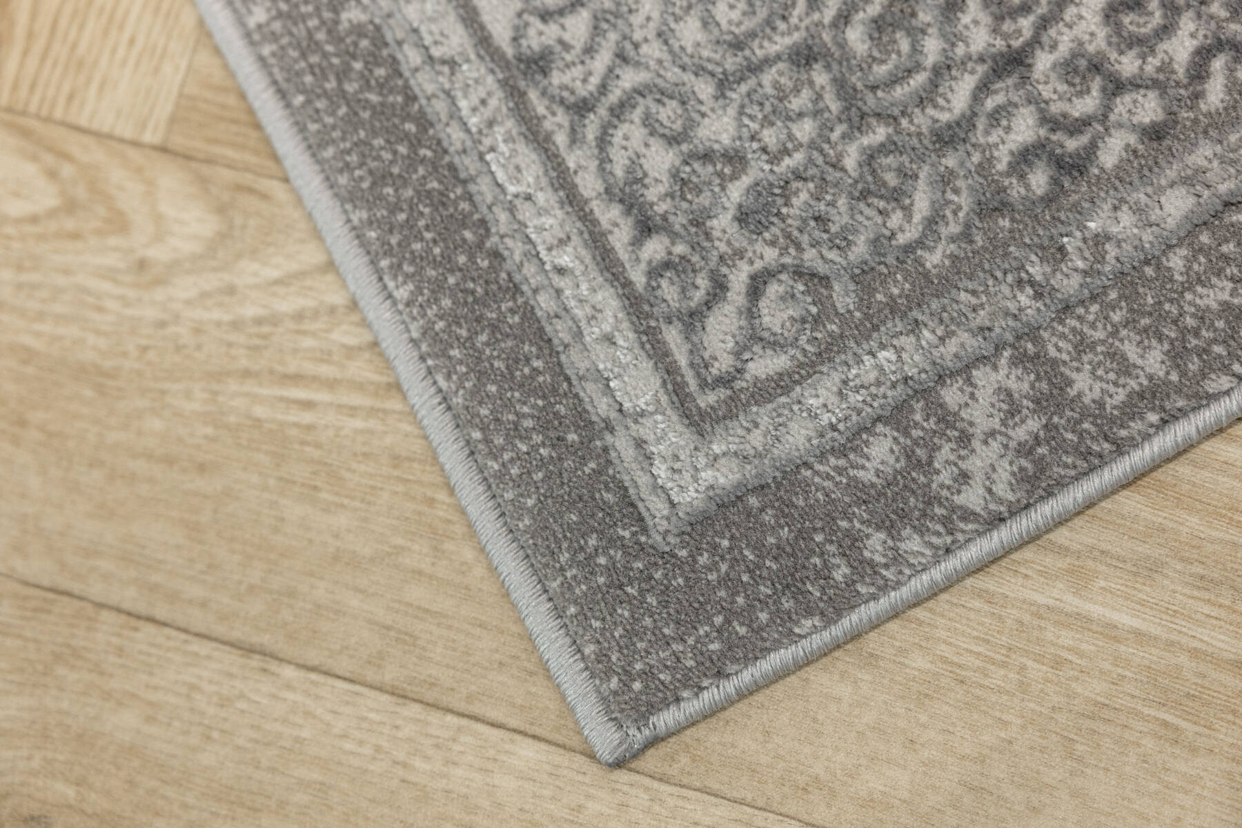 Koberec Allora Plus B826A ornament, šedý / stříbrný