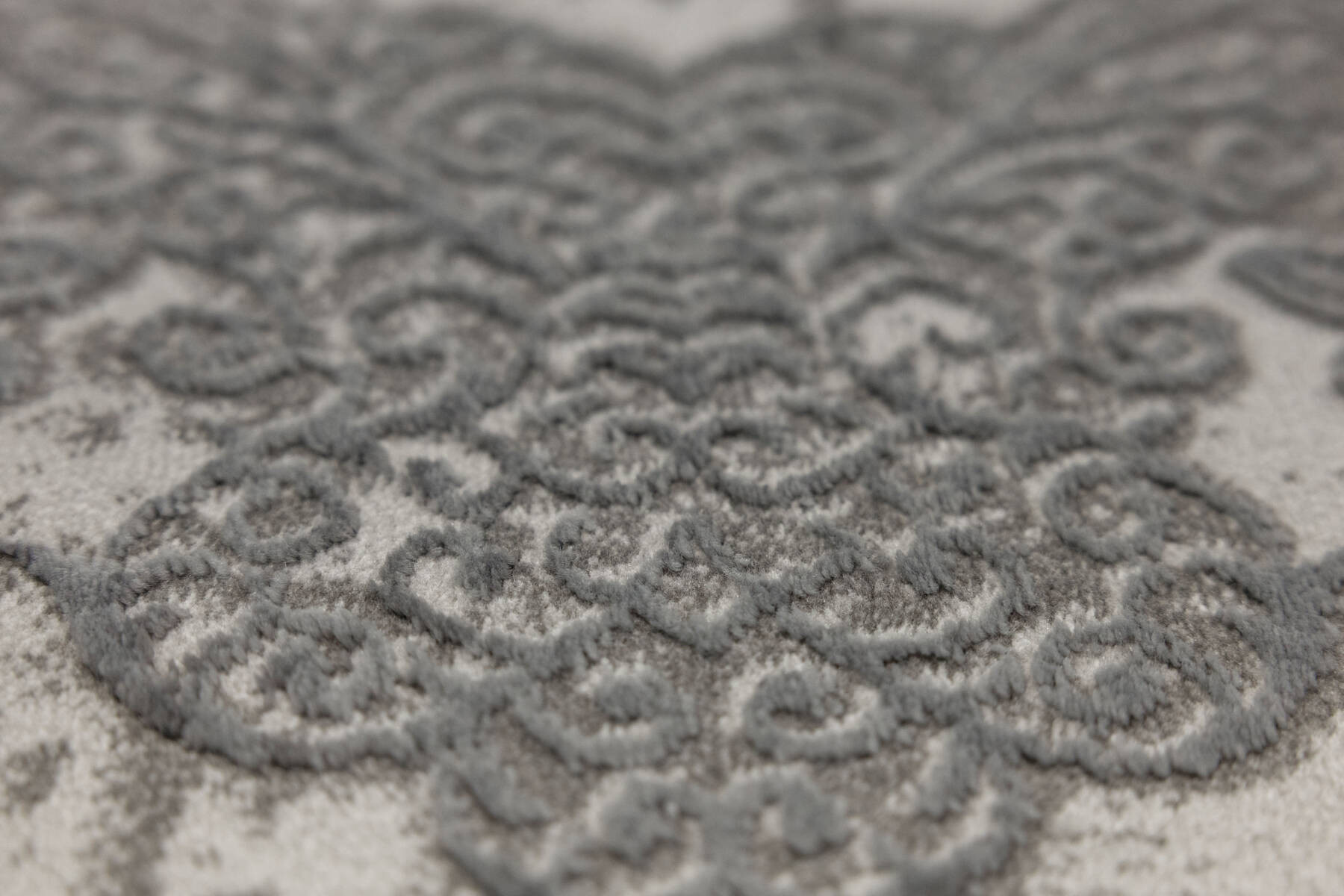 Koberec Allora Plus B826A ornament, šedý / stříbrný