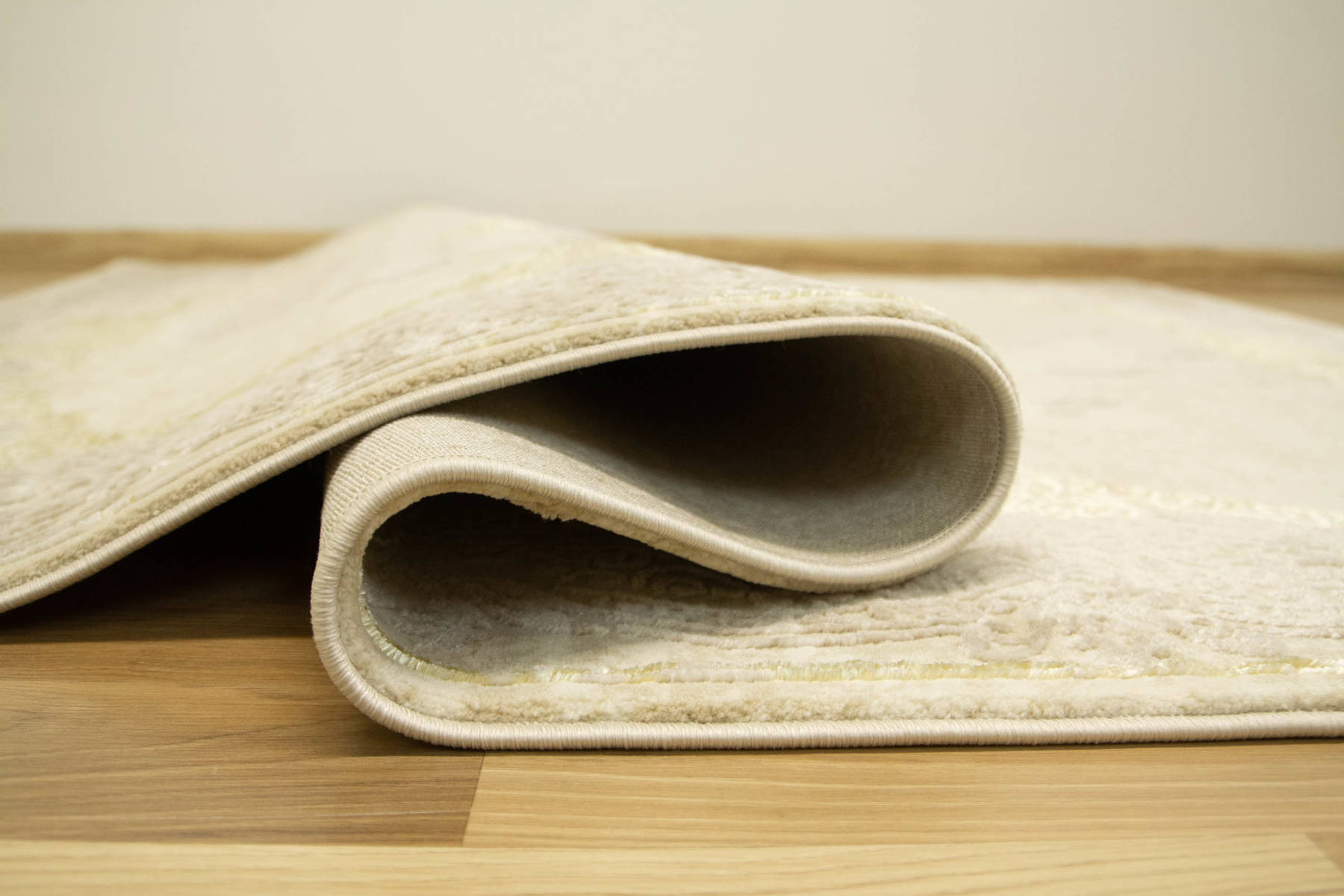 Koberec Allora Plus 9435A Ornament krémový / béžový / zlatý