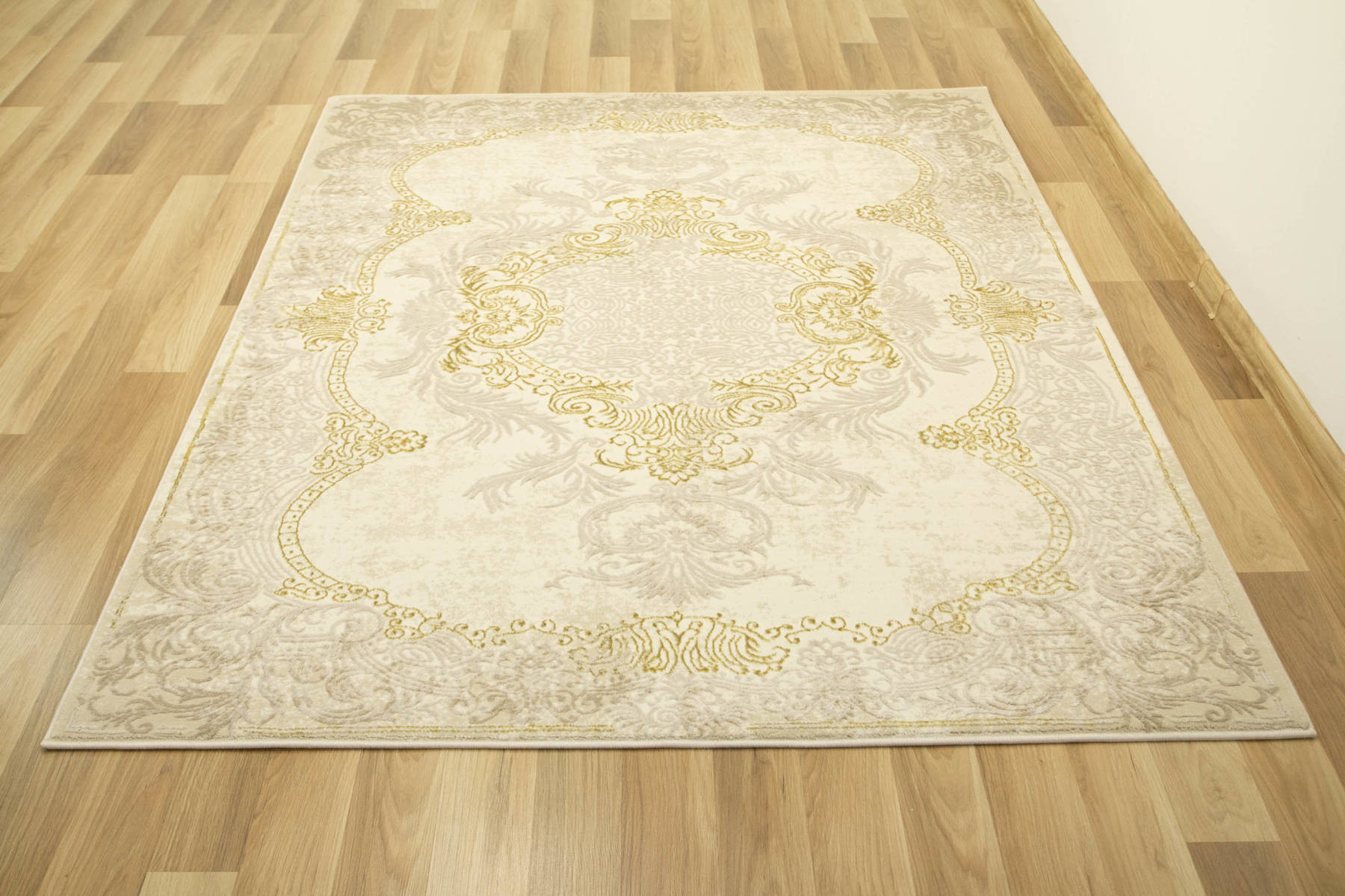Koberec Allora Plus 9435A Ornament krémový / béžový / zlatý