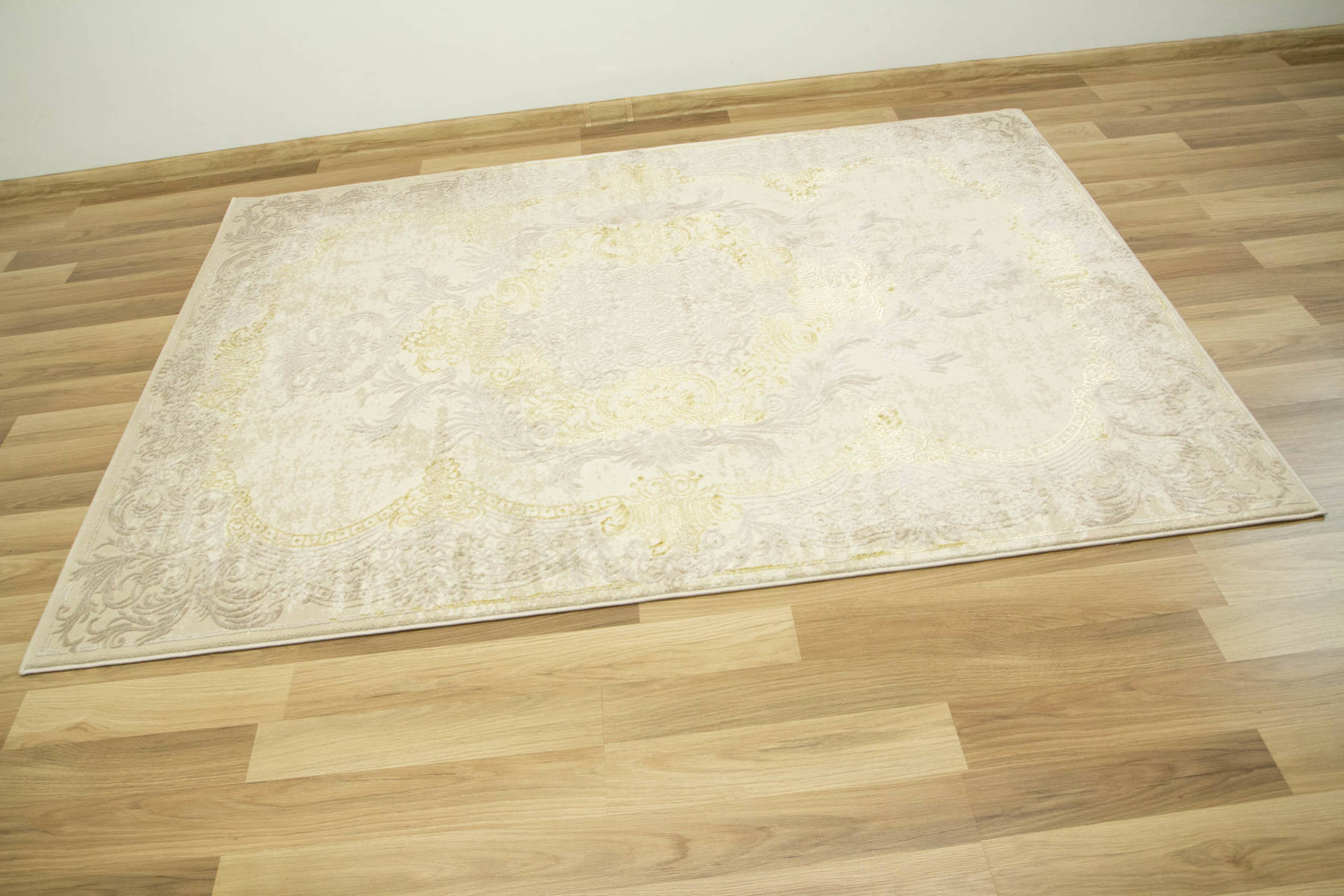 Koberec Allora Plus 9435A Ornament krémový / béžový / zlatý