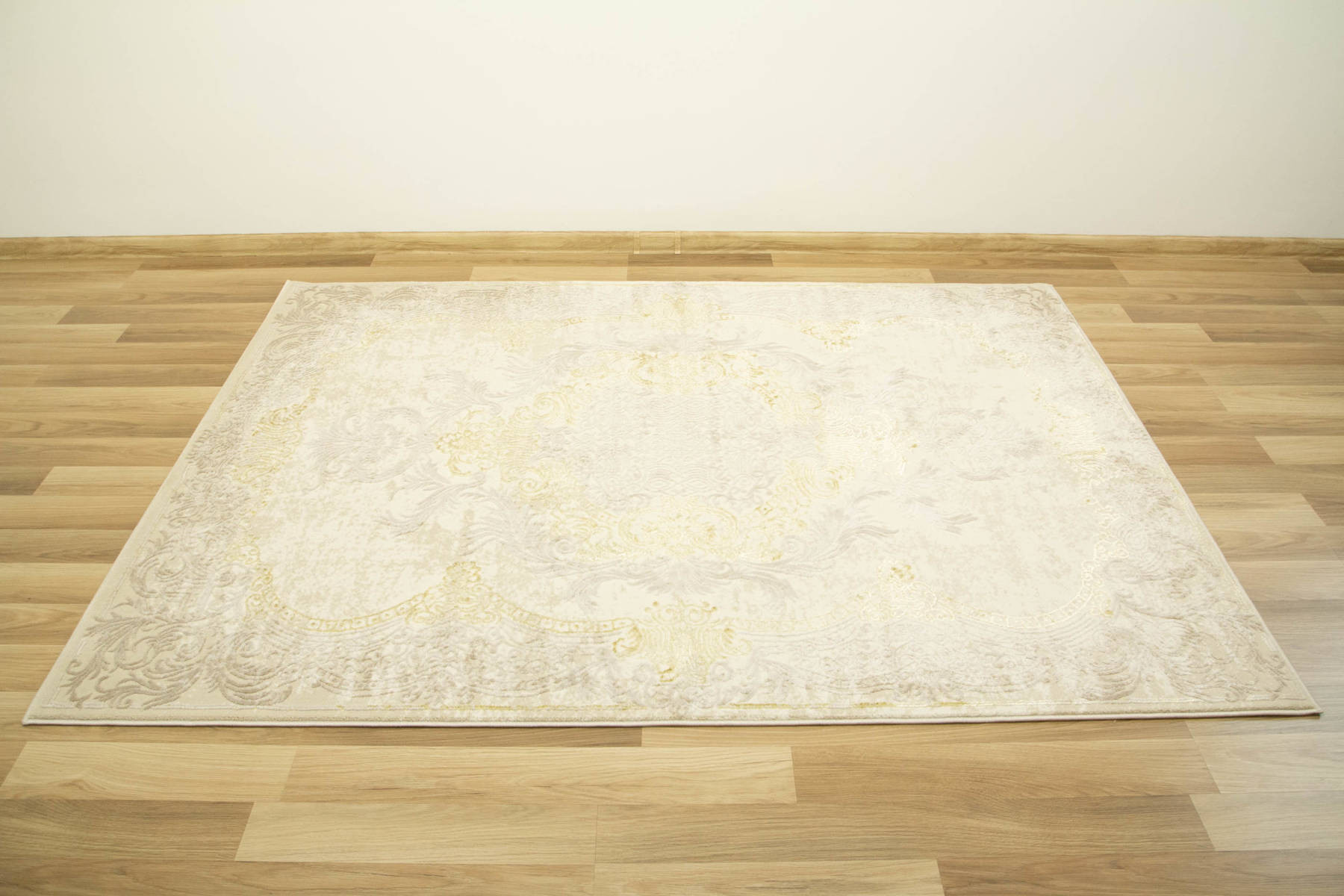 Koberec Allora Plus 9435A Ornament krémový / béžový / zlatý