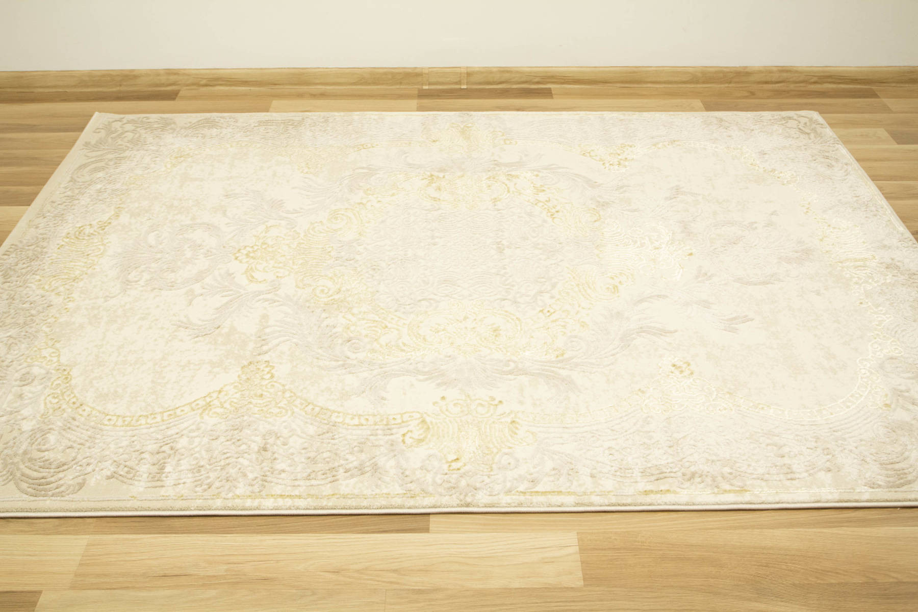 Koberec Allora Plus 9435A Ornament krémový / béžový / zlatý