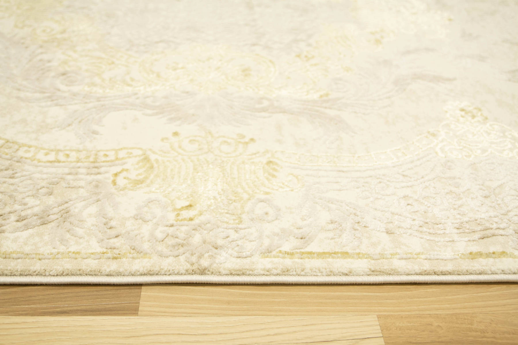 Koberec Allora Plus 9435A Ornament krémový / béžový / zlatý