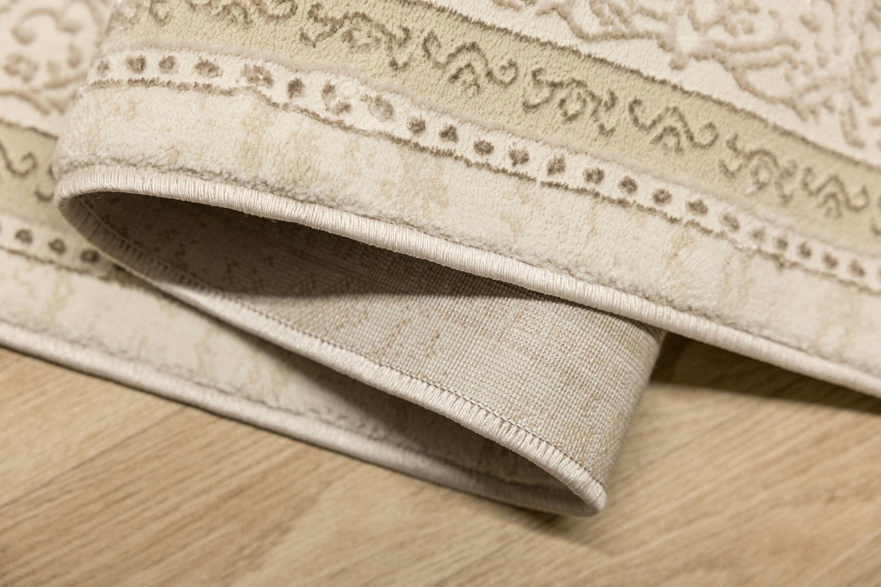 Koberec Allora Plus F344A Ornament, krémový / stříbrný