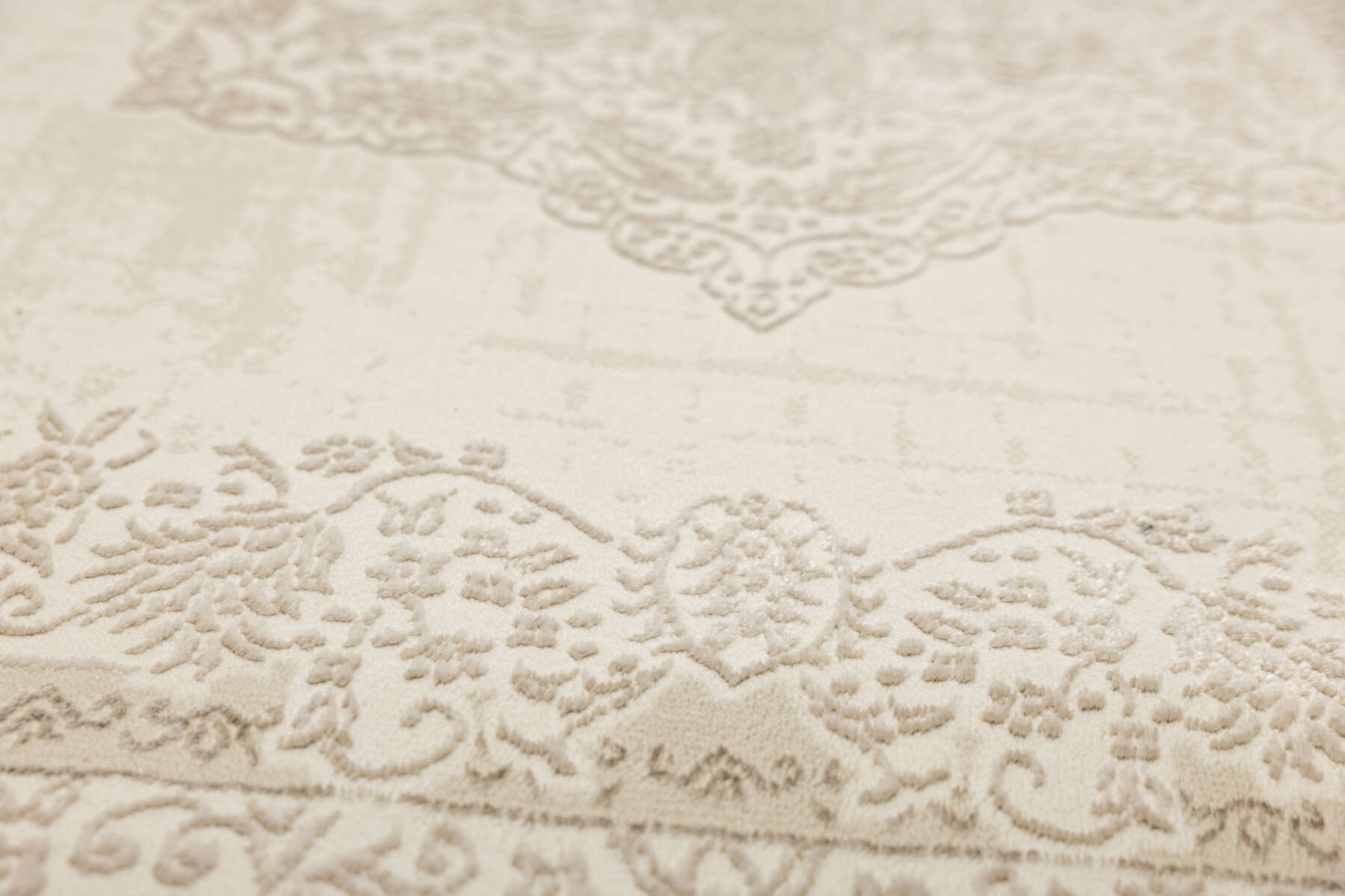 Koberec Allora Plus F344A Ornament, krémový / stříbrný