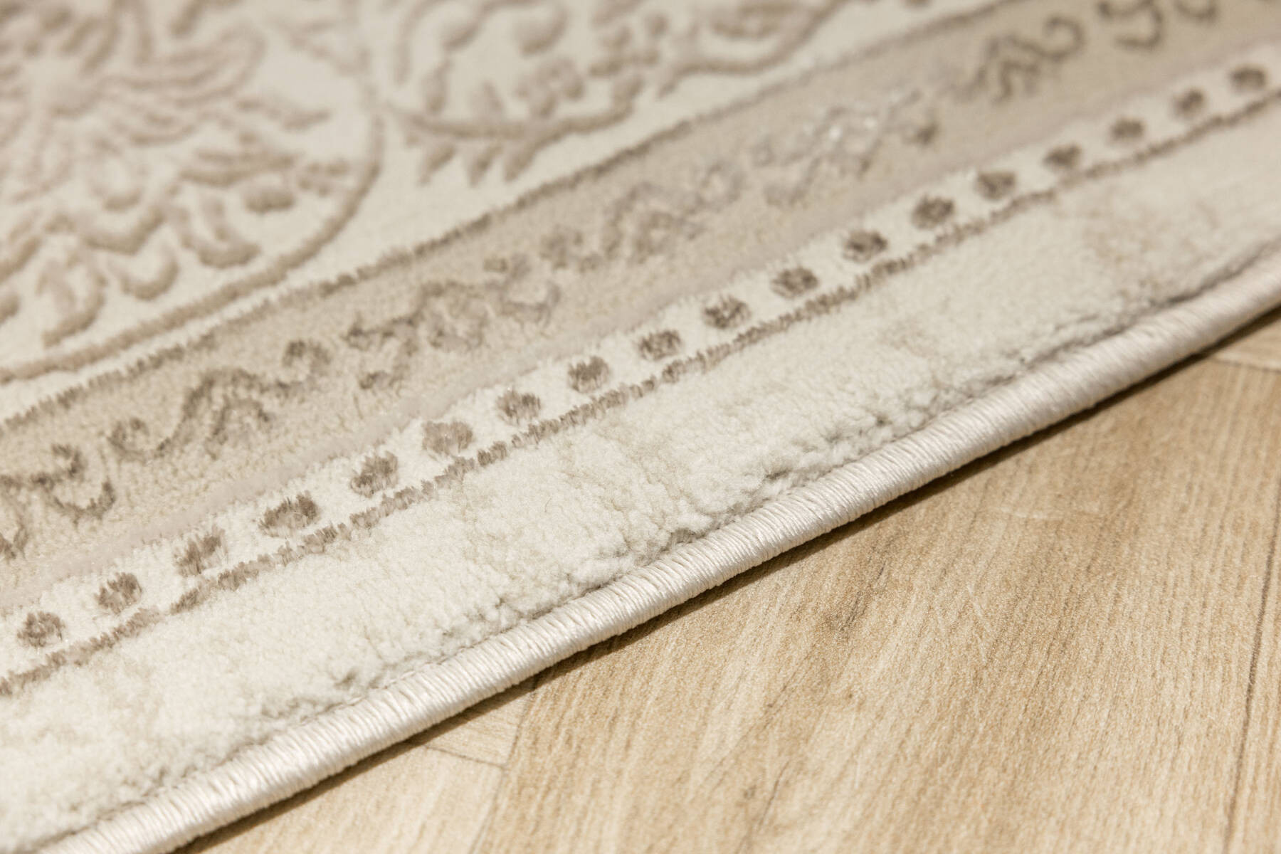 Koberec Allora Plus F344A Ornament, krémový / stříbrný