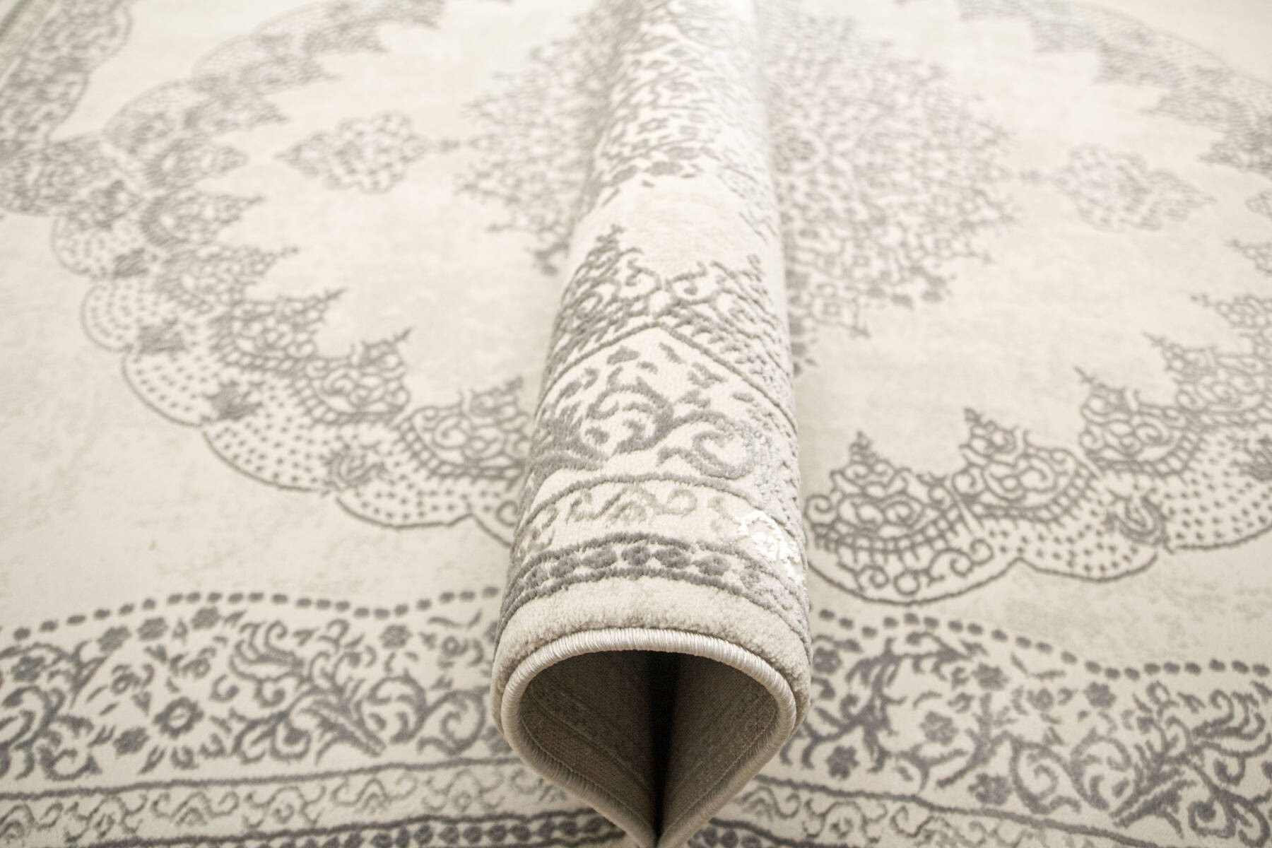 Koberec Allora Plus F345A ornament, stříbrný / šedý