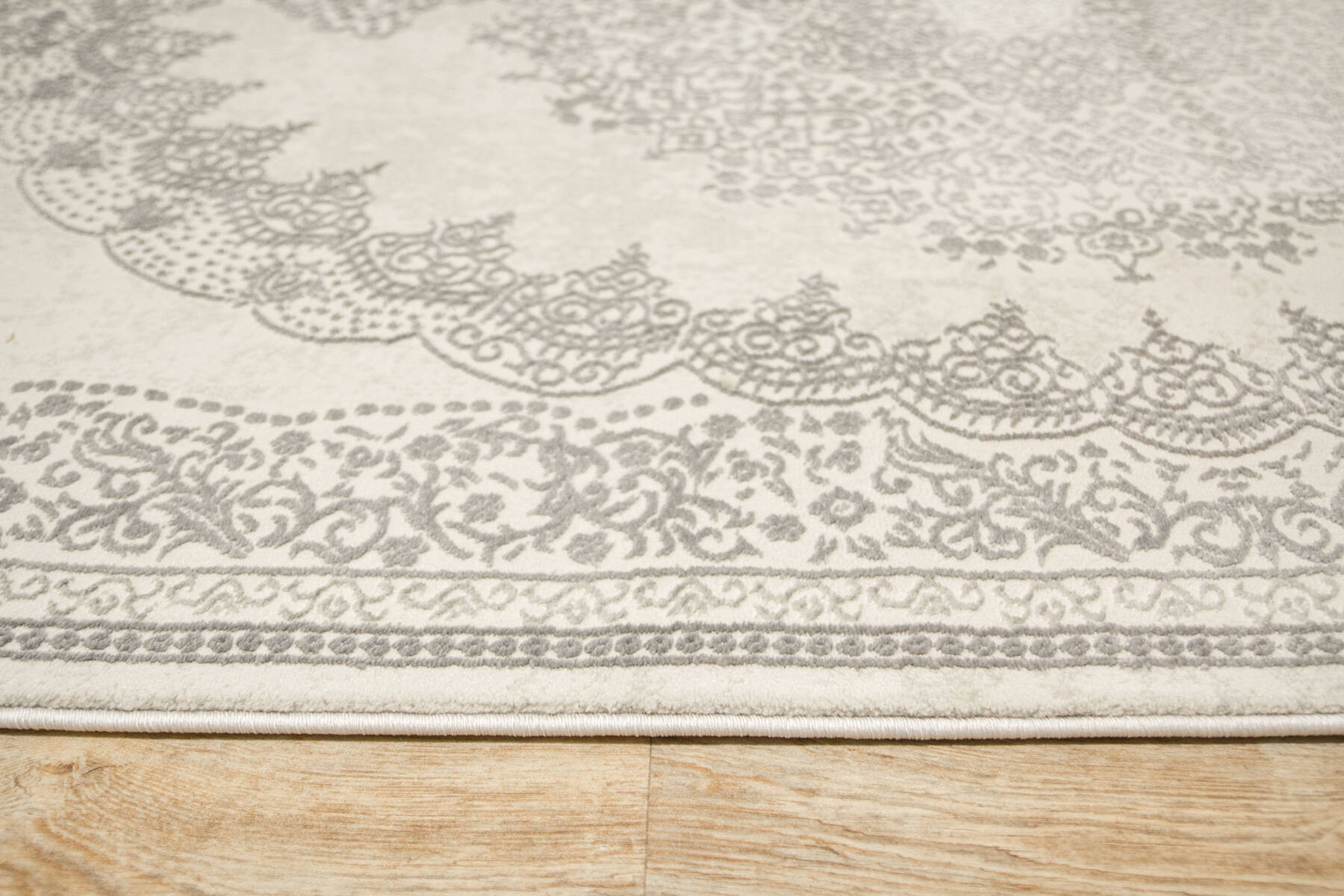 Koberec Allora Plus F345A ornament, stříbrný / šedý