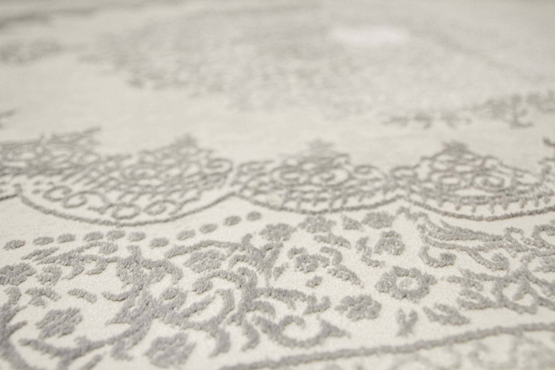 Koberec Allora Plus F345A ornament, stříbrný / šedý