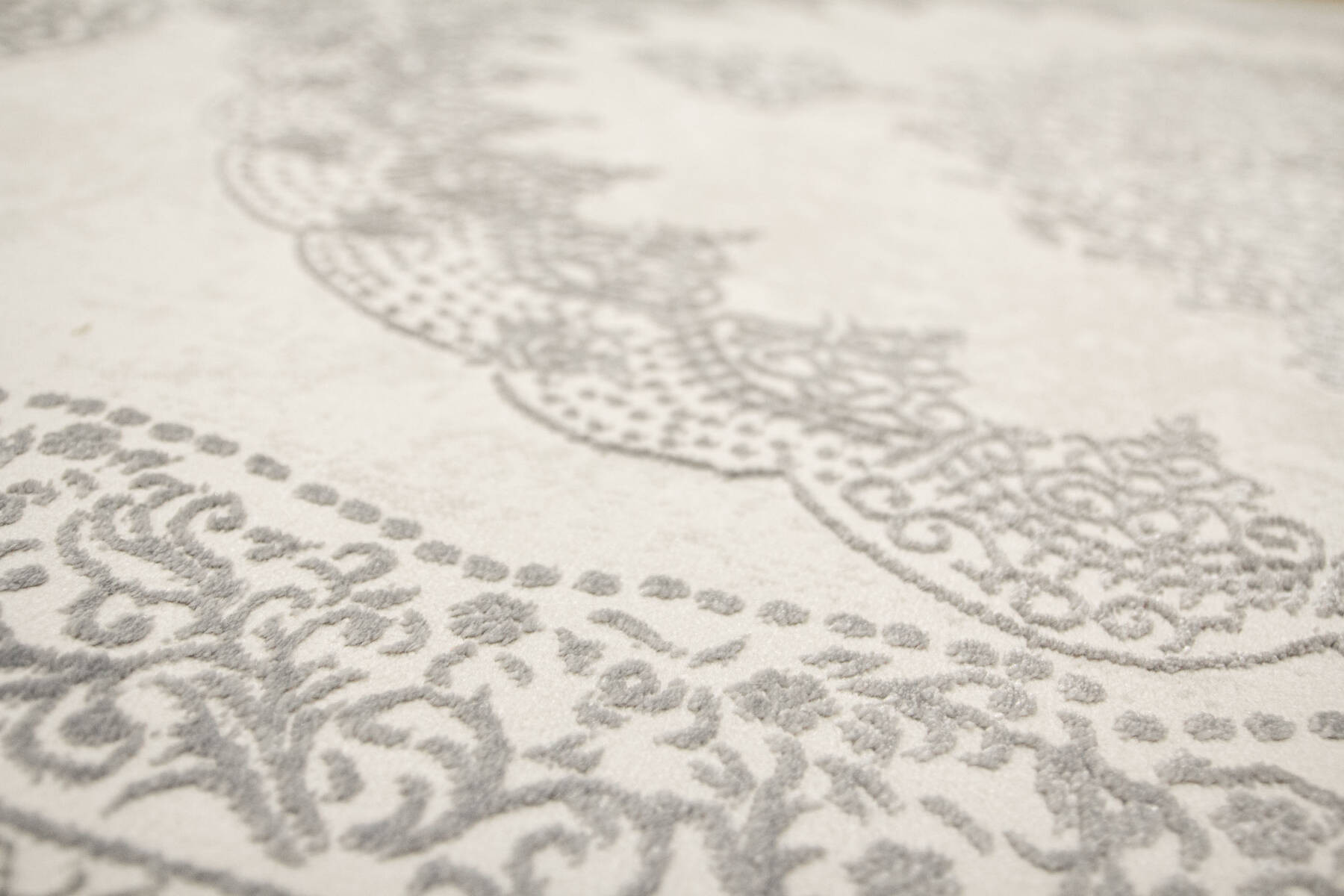 Koberec Allora Plus F345A ornament, stříbrný / šedý