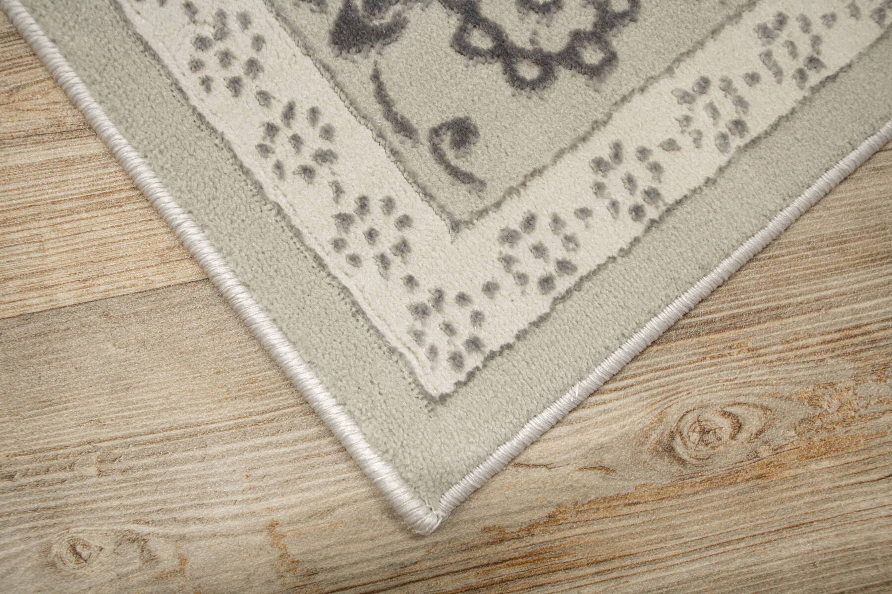 Koberec Allora Plus F346A ornament / rám, stříbrný / šedý