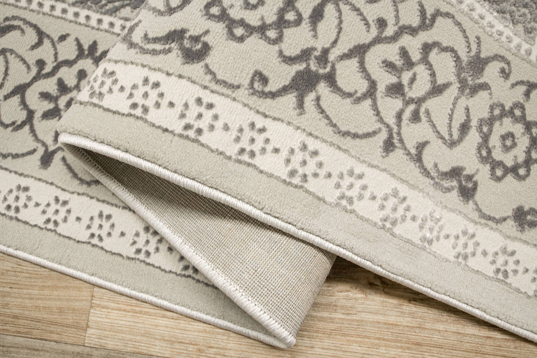 Koberec Allora Plus F346A ornament / rám, stříbrný / šedý