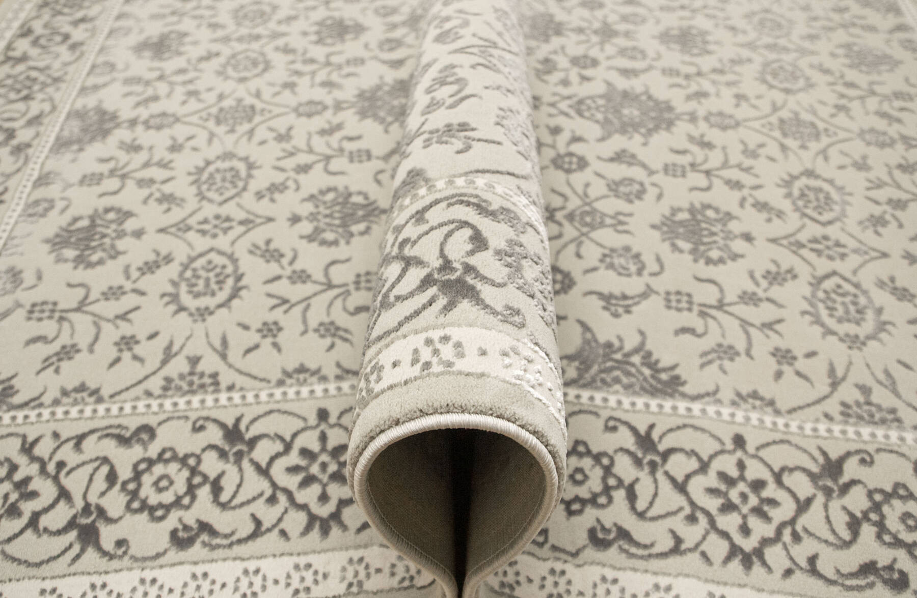 Koberec Allora Plus F346A ornament / rám, stříbrný / šedý