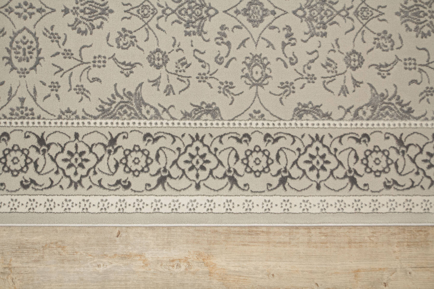 Koberec Allora Plus F346A ornament / rám, stříbrný / šedý