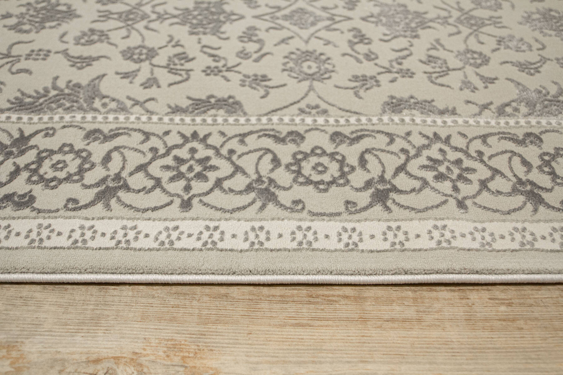 Koberec Allora Plus F346A ornament / rám, stříbrný / šedý