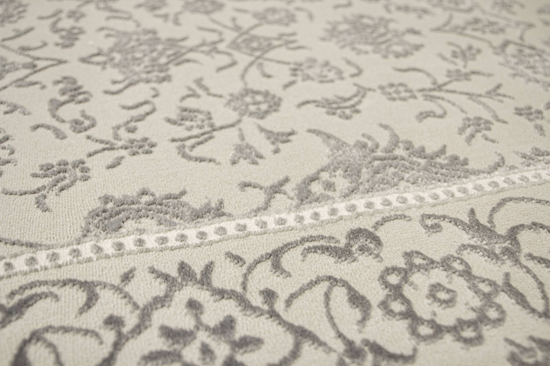 Koberec Allora Plus F346A ornament / rám, stříbrný / šedý